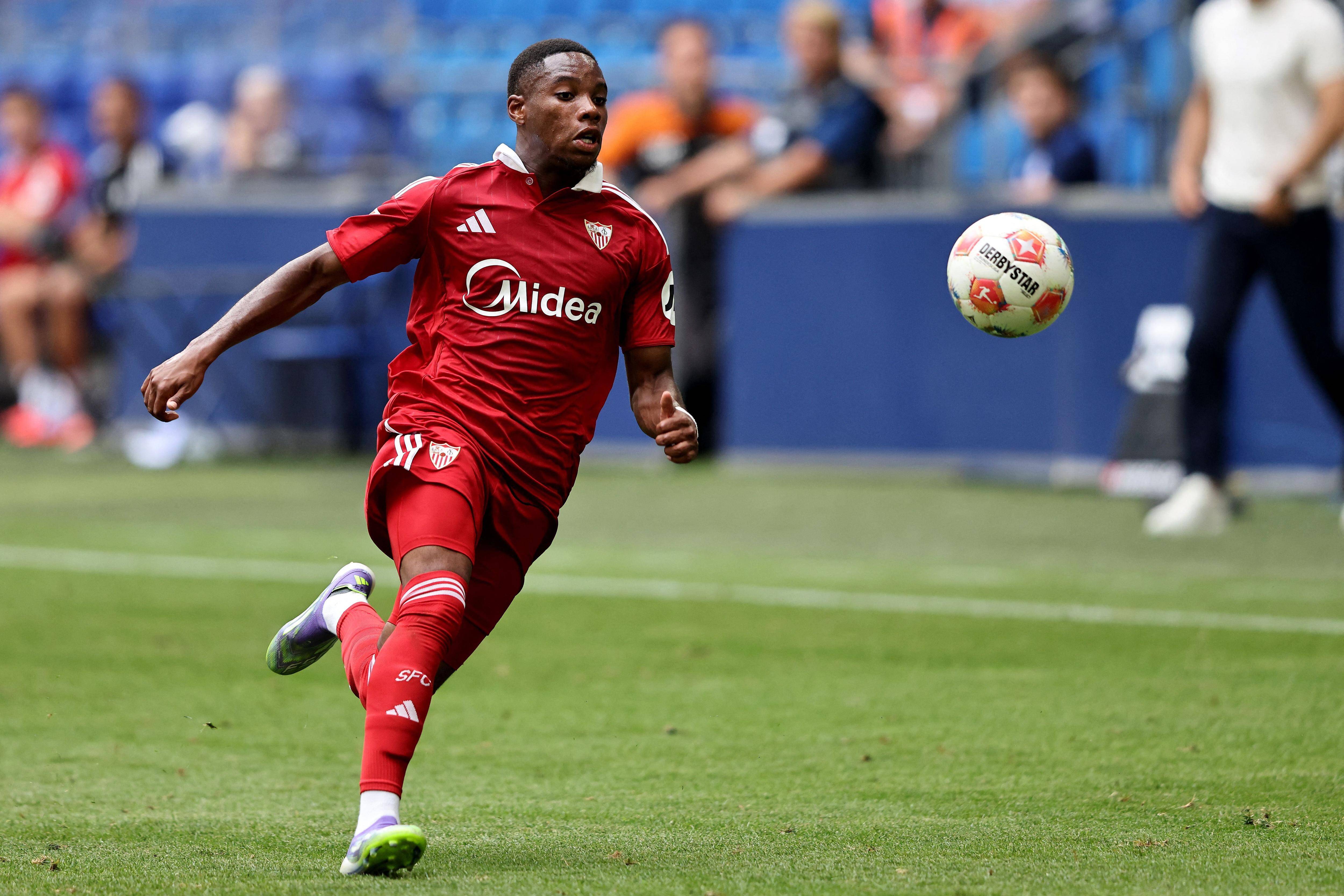 L'AS Monaco annonce la signature de l'ailier du FC Séville, Stanis Idumbo