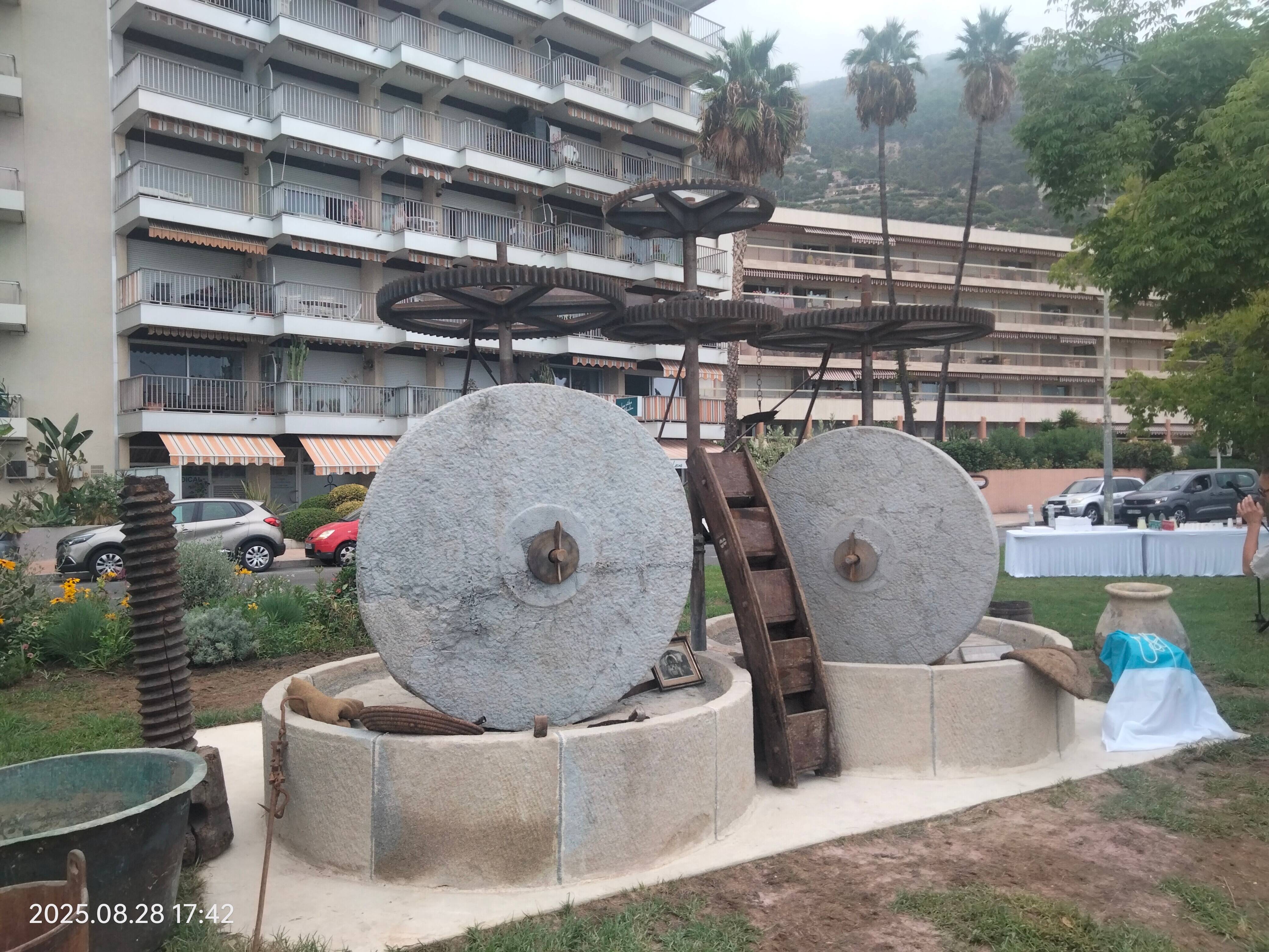 Le moulin de la Dondera a enfin trouvé sa place à Menton