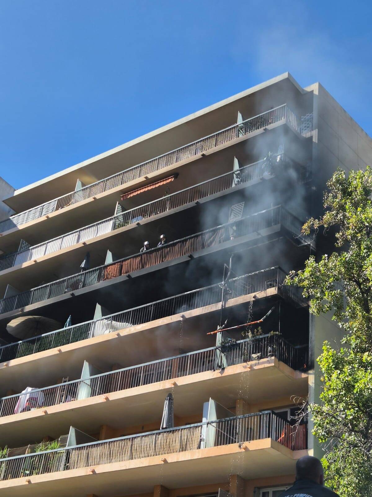 Une douzaine de personnes évacuées, ce que l'on sait de l'incendie spectaculaire d'un appartement à Nice