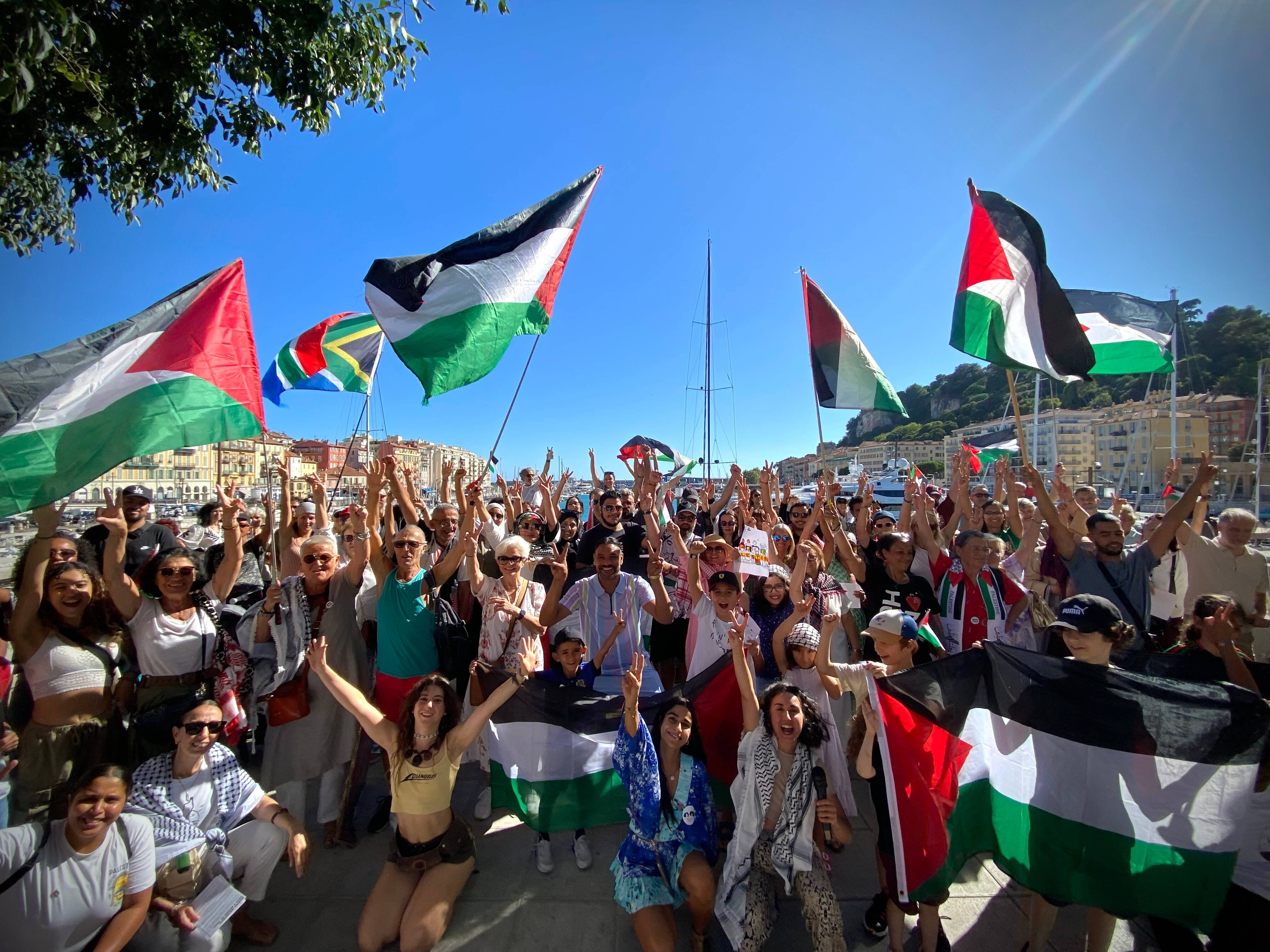"On veut envoyer de l'espoir..." Au port de Nice, une centaine de personnes réunie ce dimanche pour soutenir le départ de la flottille pour Gaza depuis Barcelone