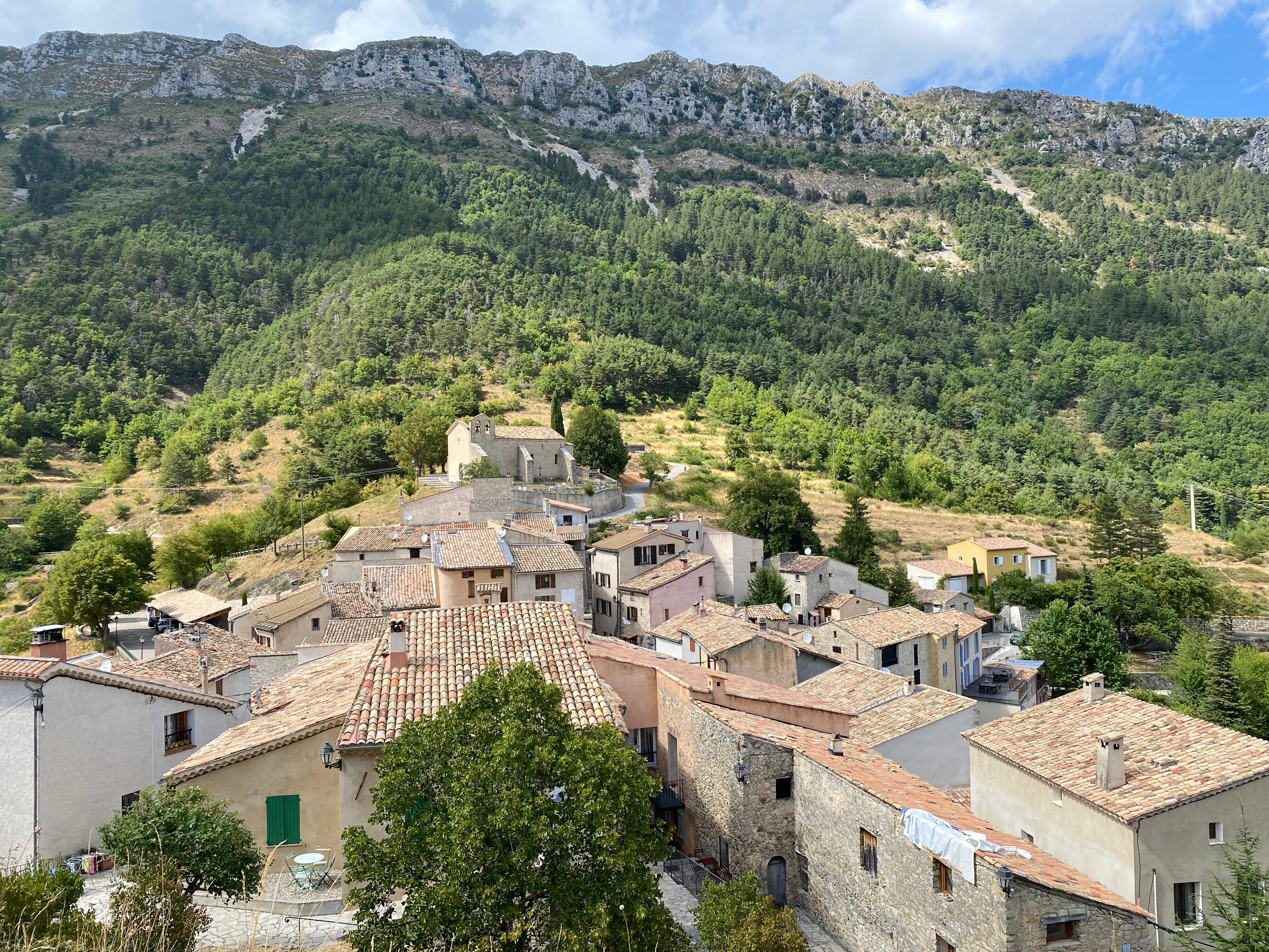 Tranquillité, vue panoramique, patrimoine... On vous emmène à la découverte du petit village du Mas dans le haut pays de Grasse