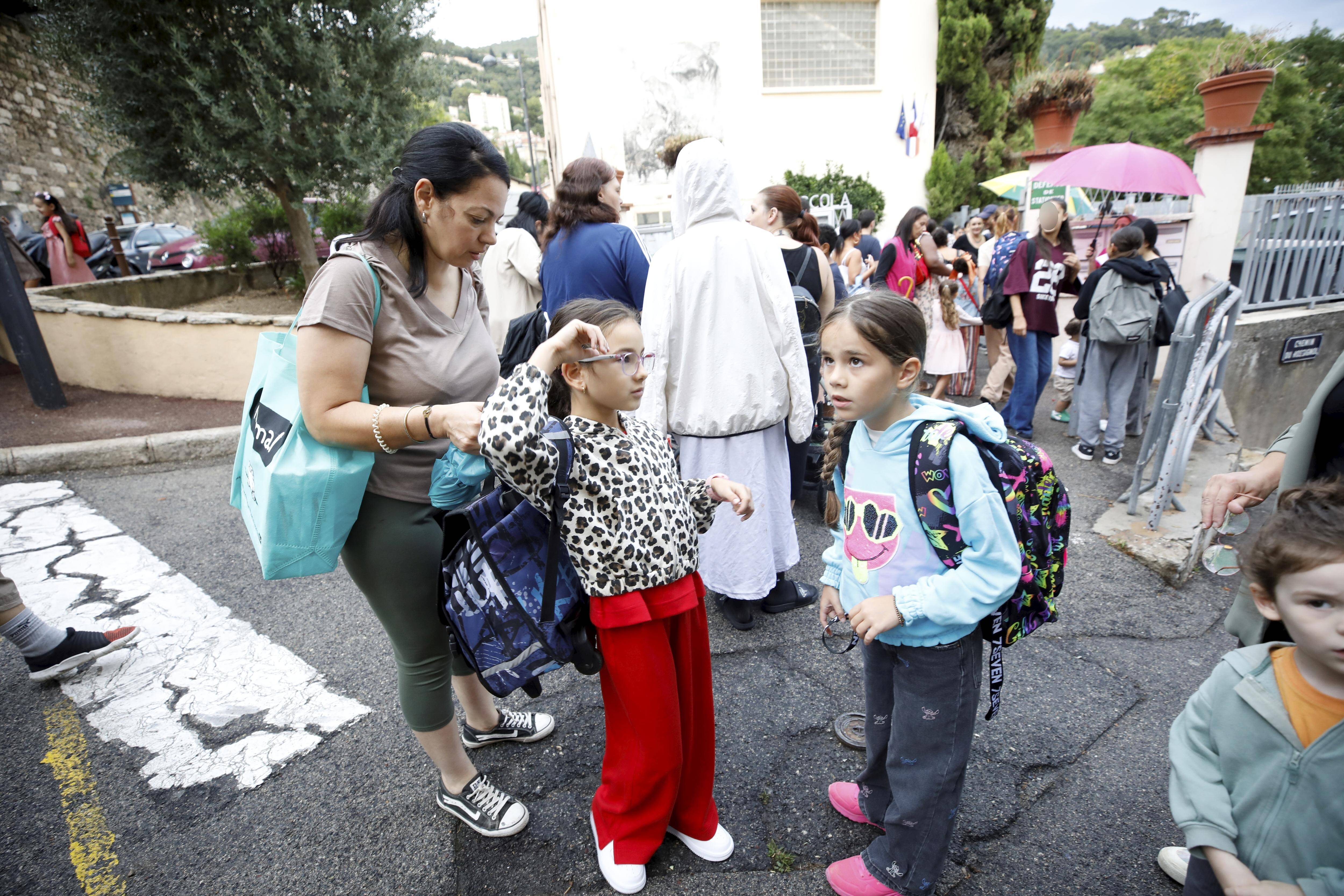 Parapluies, cartables... et retour du "temps pour soi" pour les parents: c'était la rentrée à l'école Gambetta à Grasse ce lundi