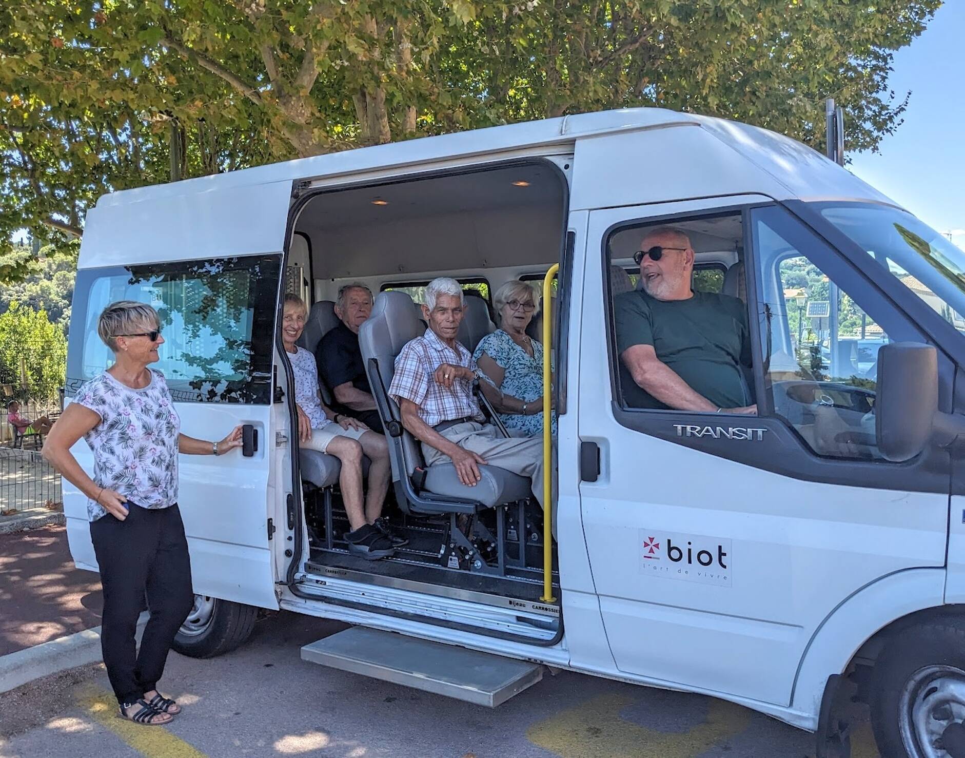 "Tous ceux qui ont essayé reviennent": un minibus gratuit pour emmener les seniors isolés de Biot à déjeuner