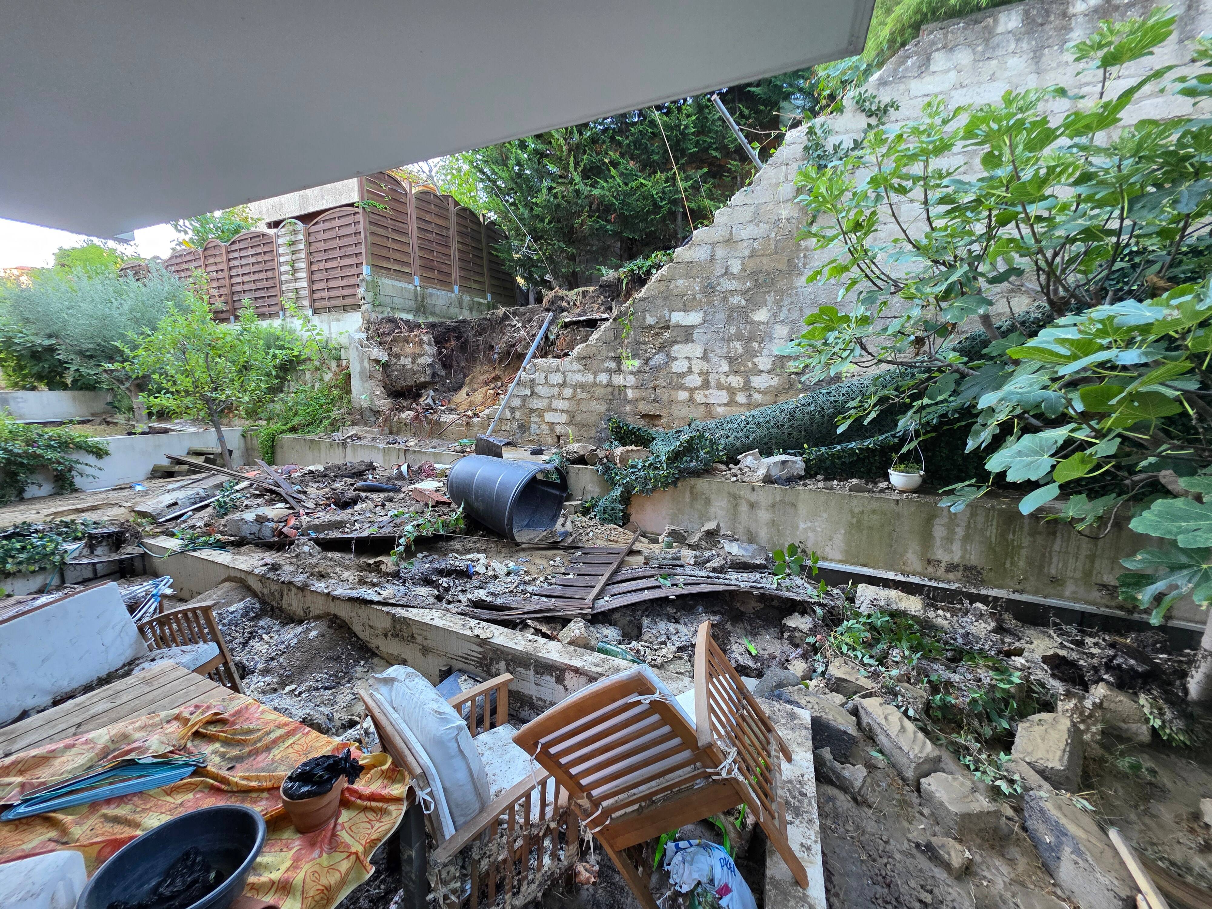 "C'est la troisième fois qu'elle explose": une canalisation lâche à Cagnes-sur-Mer, un mur de soutènement s'effondre