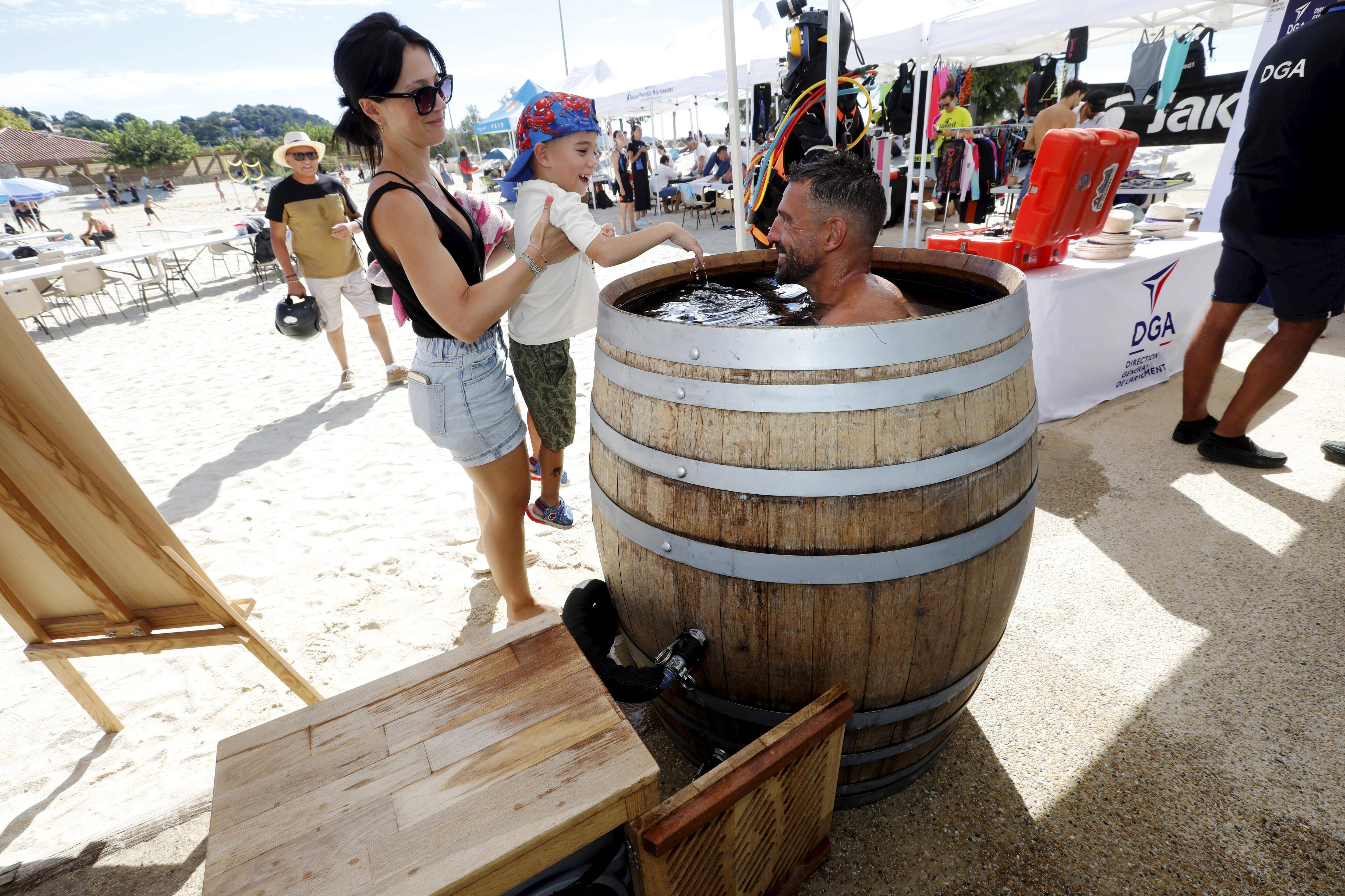 Ce Varois récupère des tonneaux de vin pour en faire... des spas individuels
