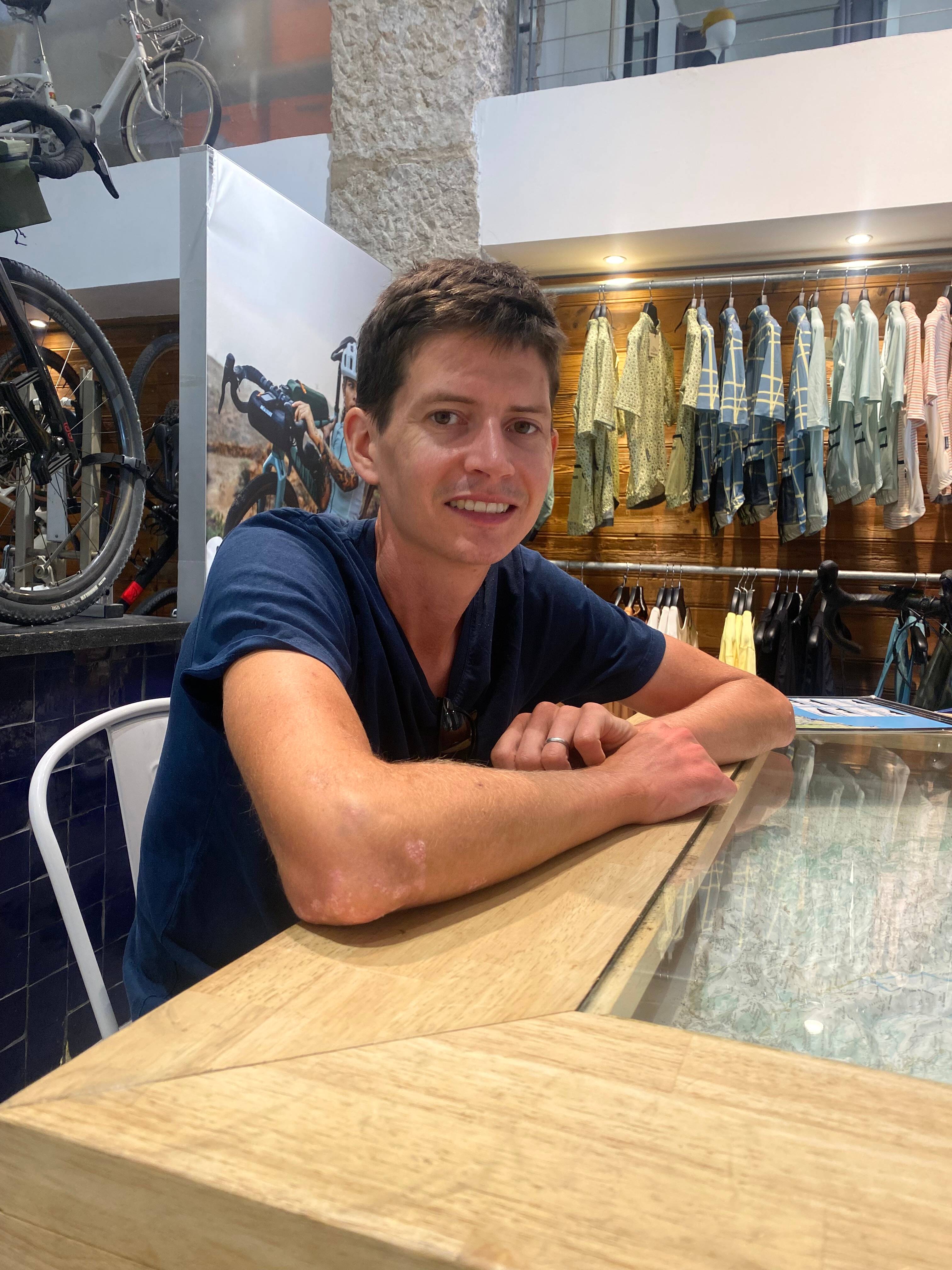 Ex-cycliste professionnel, l'Américain Joe Dombrowski se découvre une passion pour le trail sur la Côte d'Azur