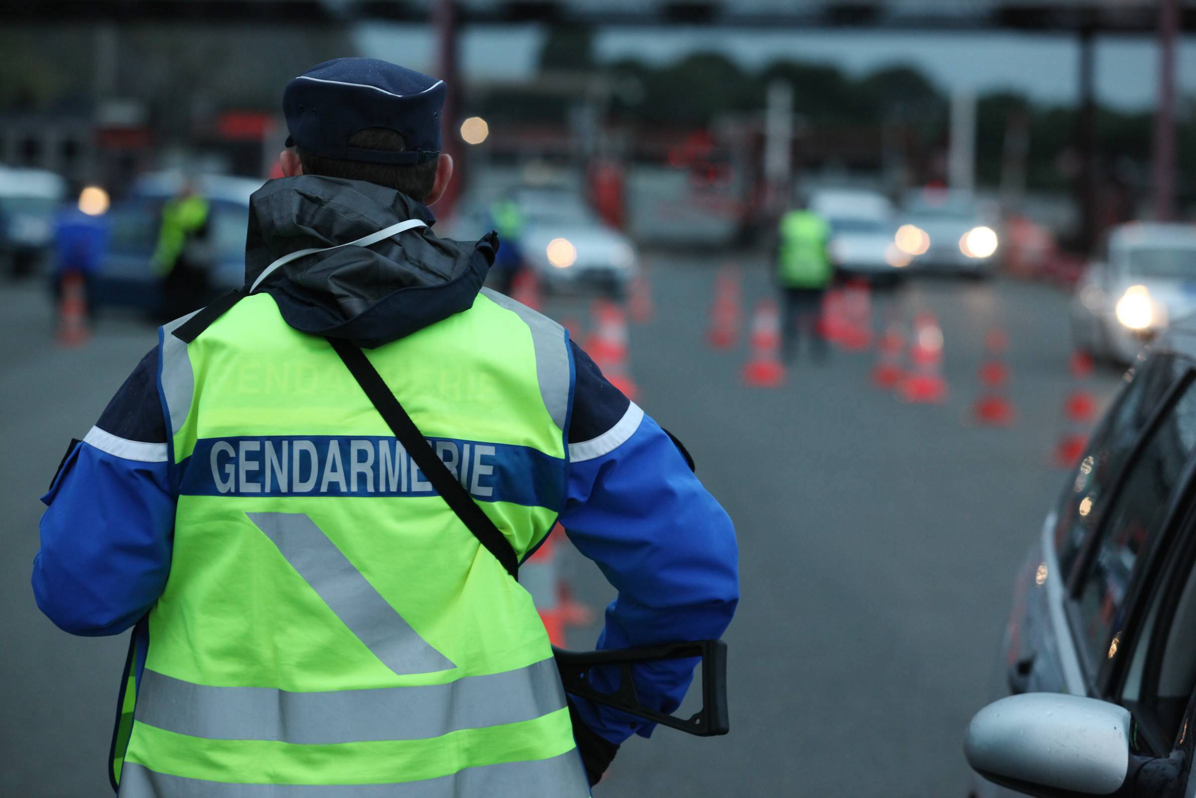 Deux gendarmes de l'autoroute blessés par un individu errant sur l'A8