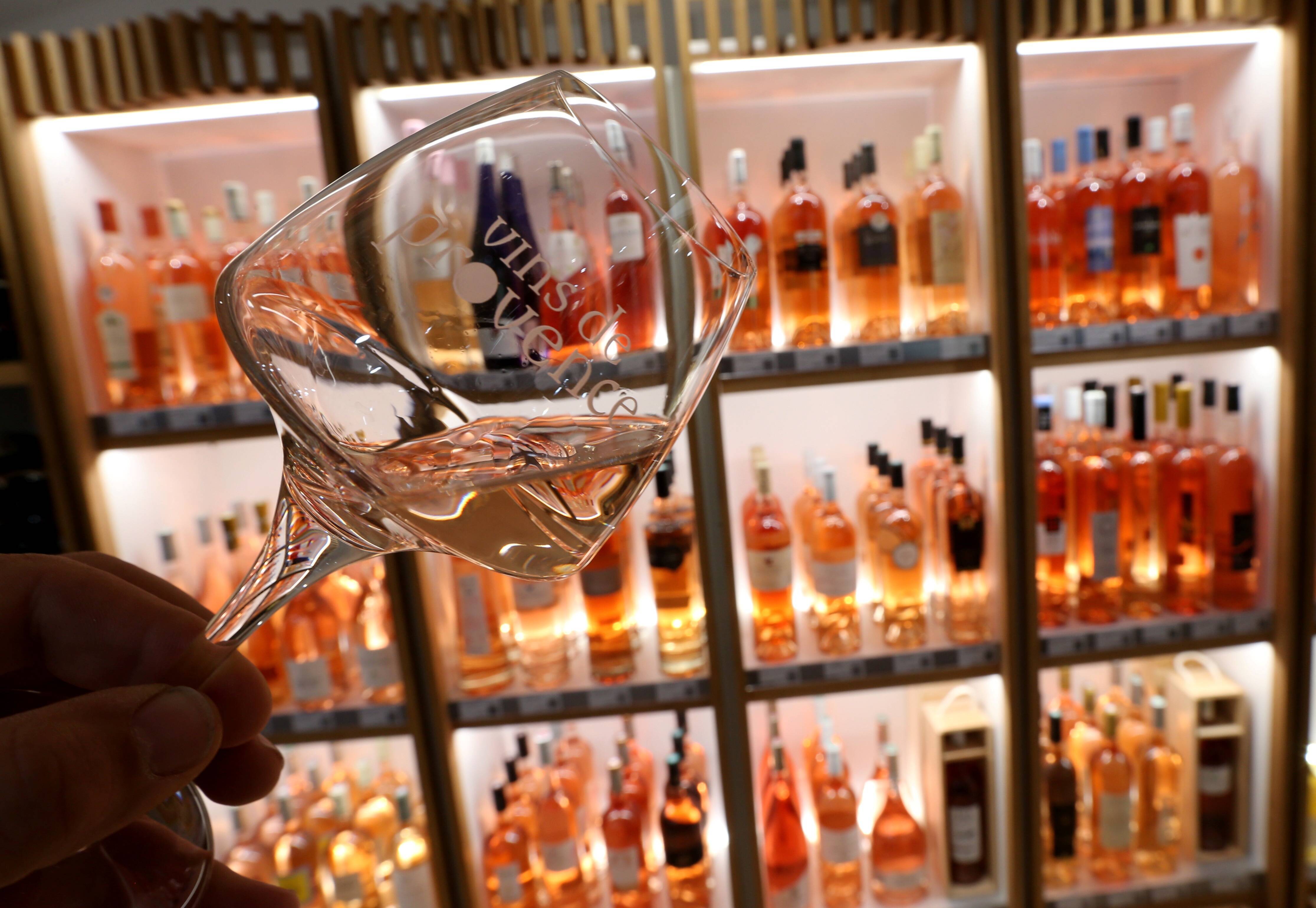 "C'est vrai que la météo fait vendre!", quand la canicule dope les ventes de rosé de Provence