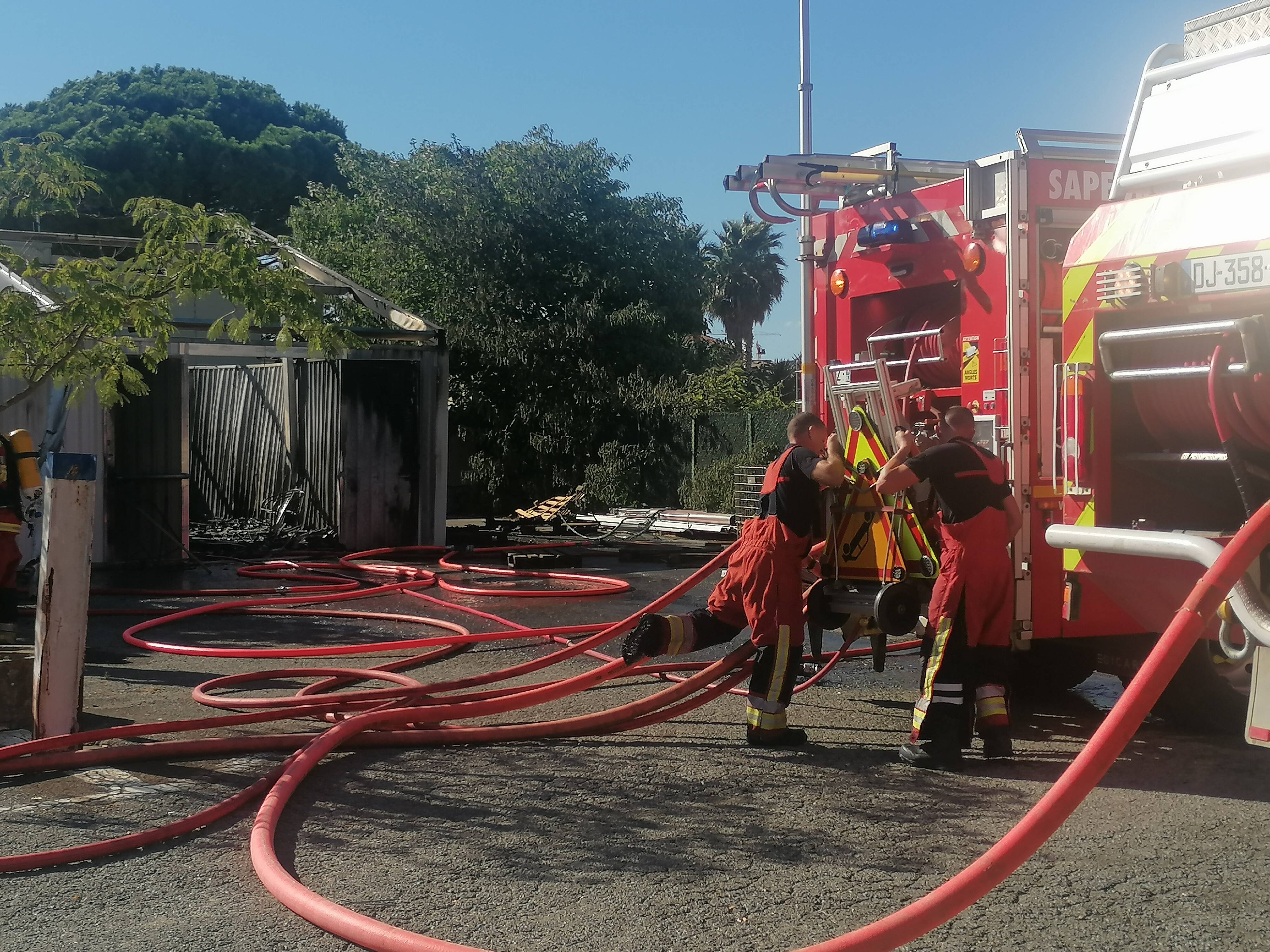 Plusieurs commerces évacués après un départ de feu sur le parking d'une zone commerciale à Cogolin