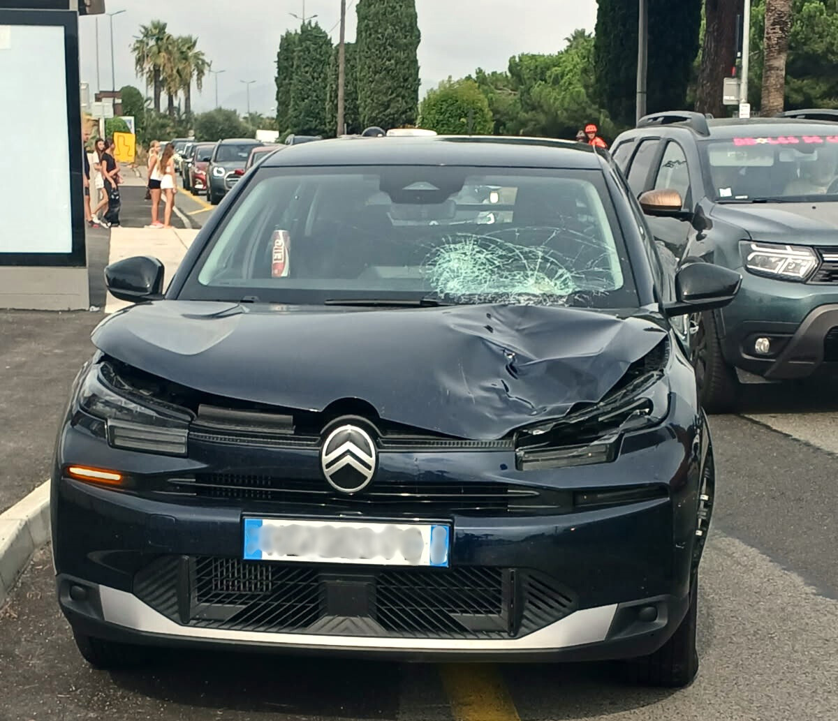 Projetée 35 mètres plus loin après avoir été fauchée sur la route du bord de mer, elle s'en sort miraculeusement