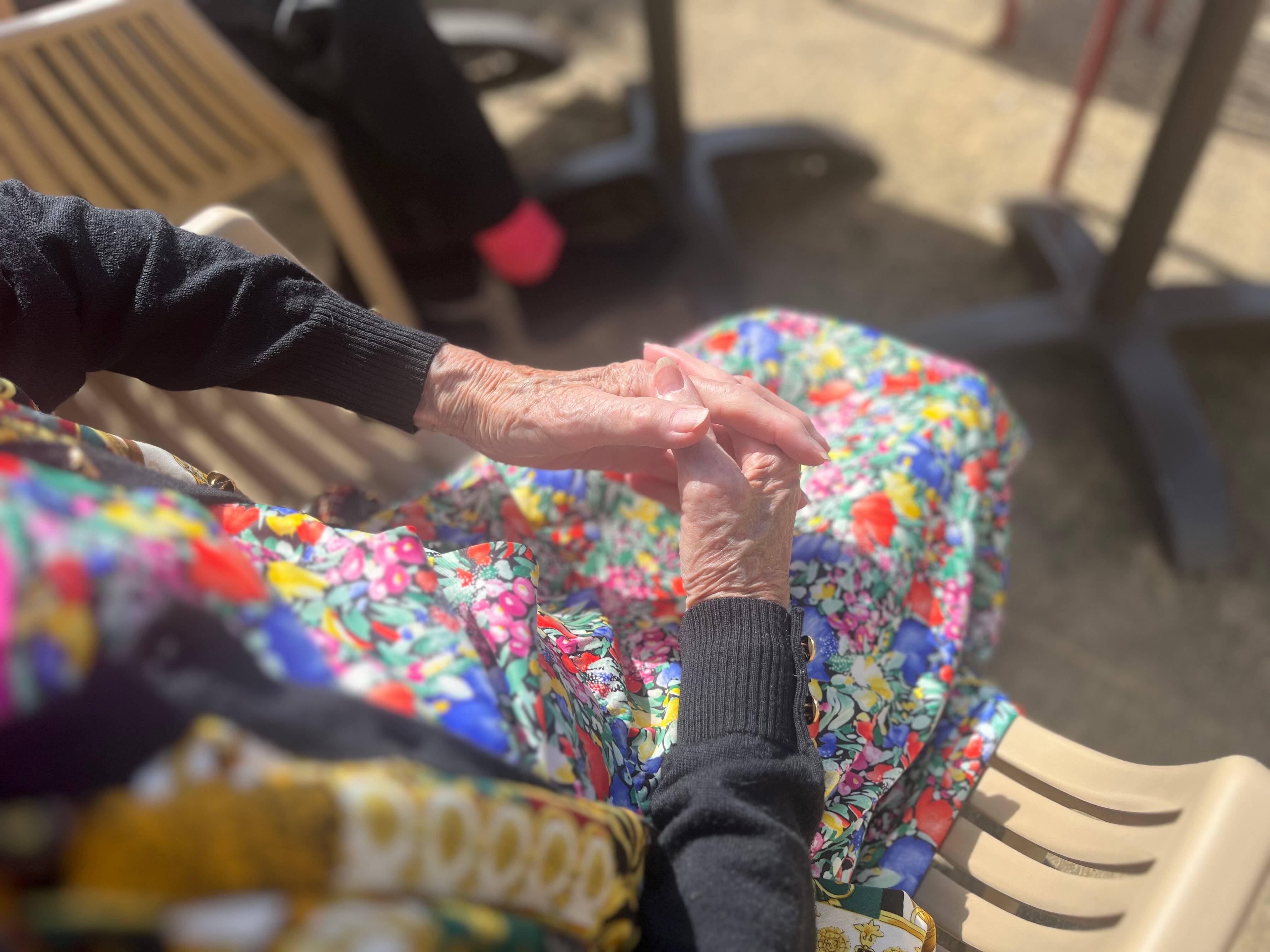 "Il m'accompagnait retirer ma pension et la prenait": une mamie d'Antibes manipulée par un squatteur