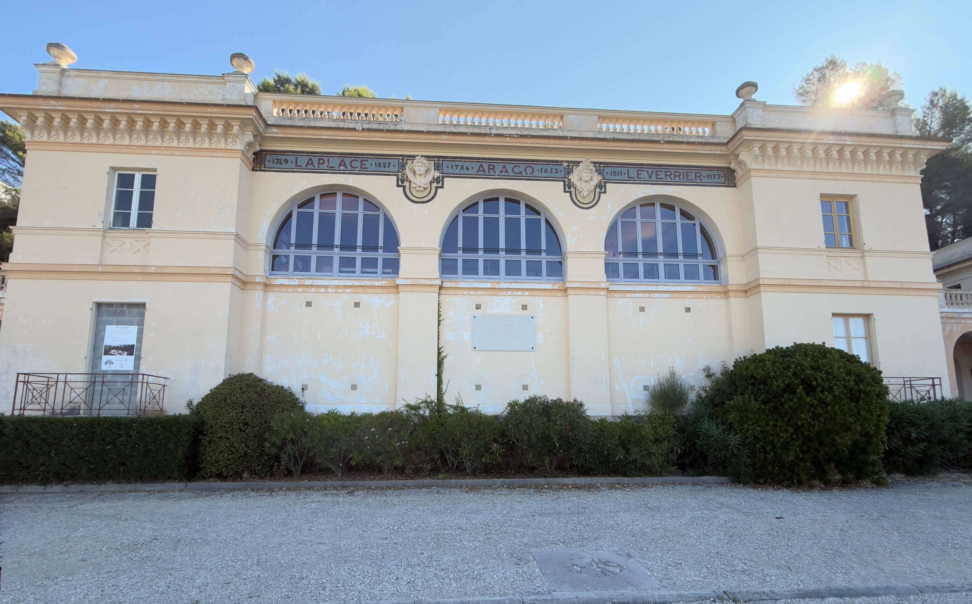 "Certaines mosaïques sont déjà tombées de la façade": l'Observatoire de la Côte d'Azur a besoin de 500.000 euros pour financer sa rénovation