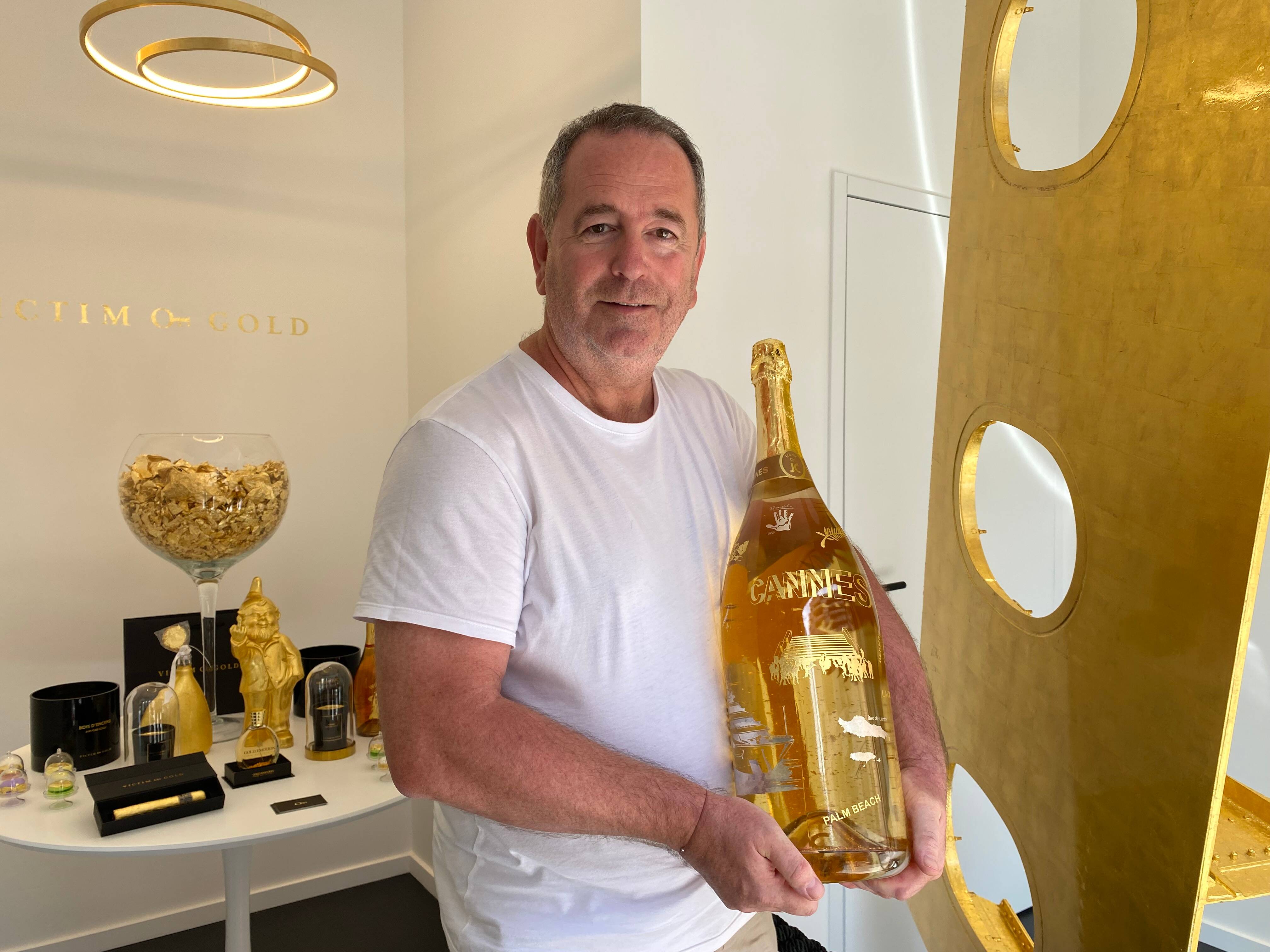 "L'or, c'est une passion et un art de vivre": cet artisan cannois vient d'ouvrir une boutique dans laquelle il transforme tout en or