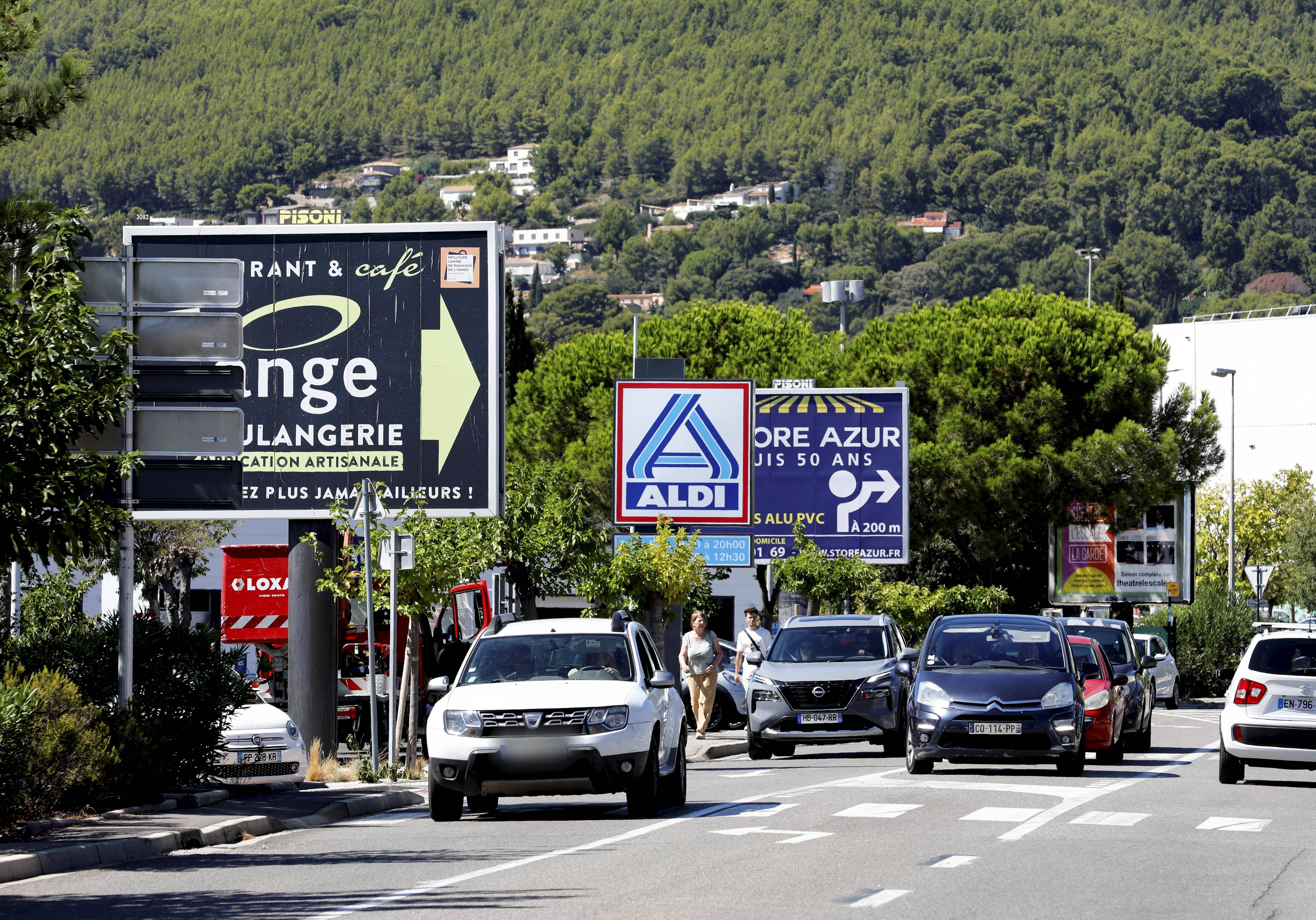 Trop de panneaux, trop d'enseignes... La Métropole de Toulon veut mieux encadrer la pub