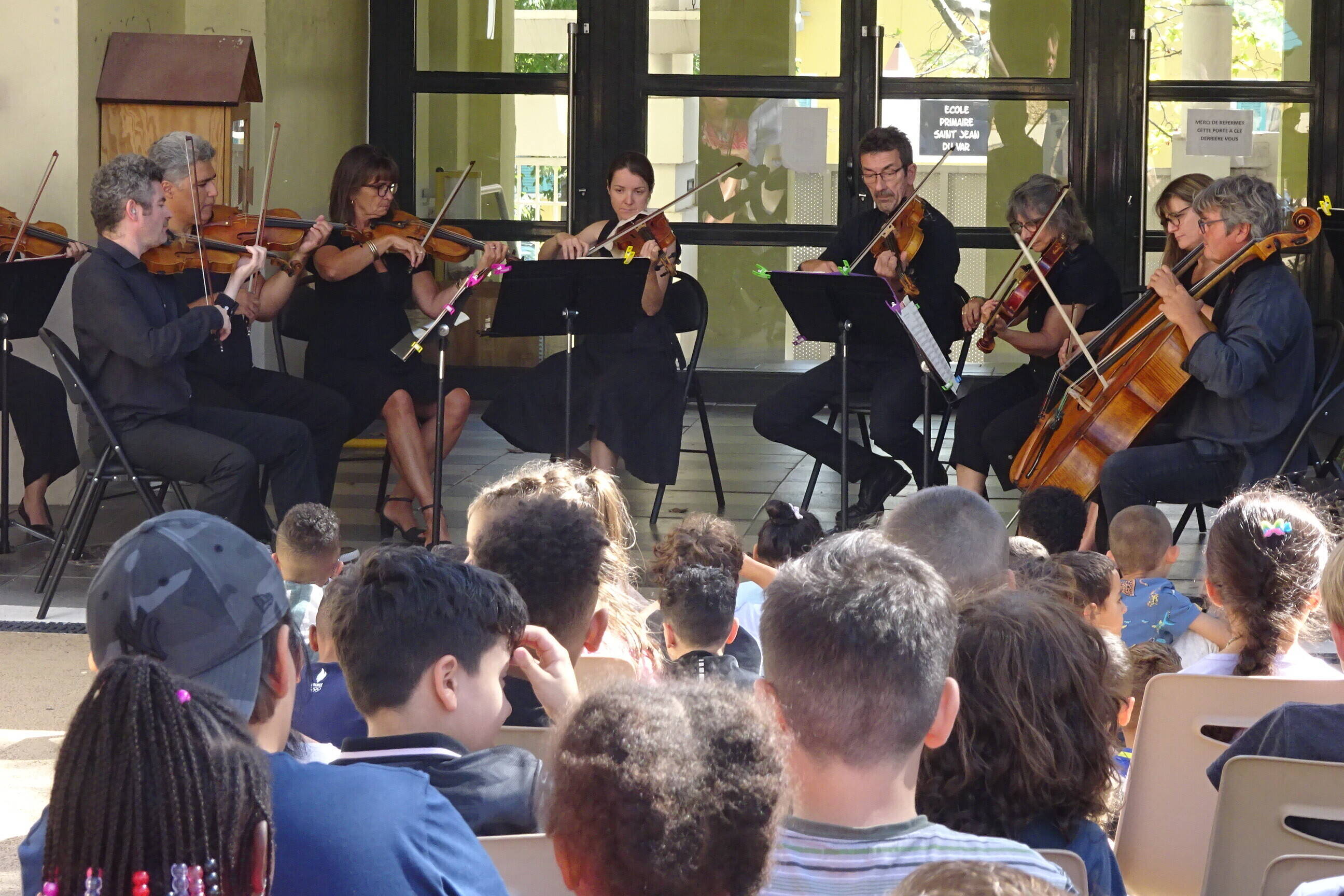 Grâce aux musiciens de l'opéra et de la Marine nationale, la rentrée se fait en musique dans les écoles de Toulon