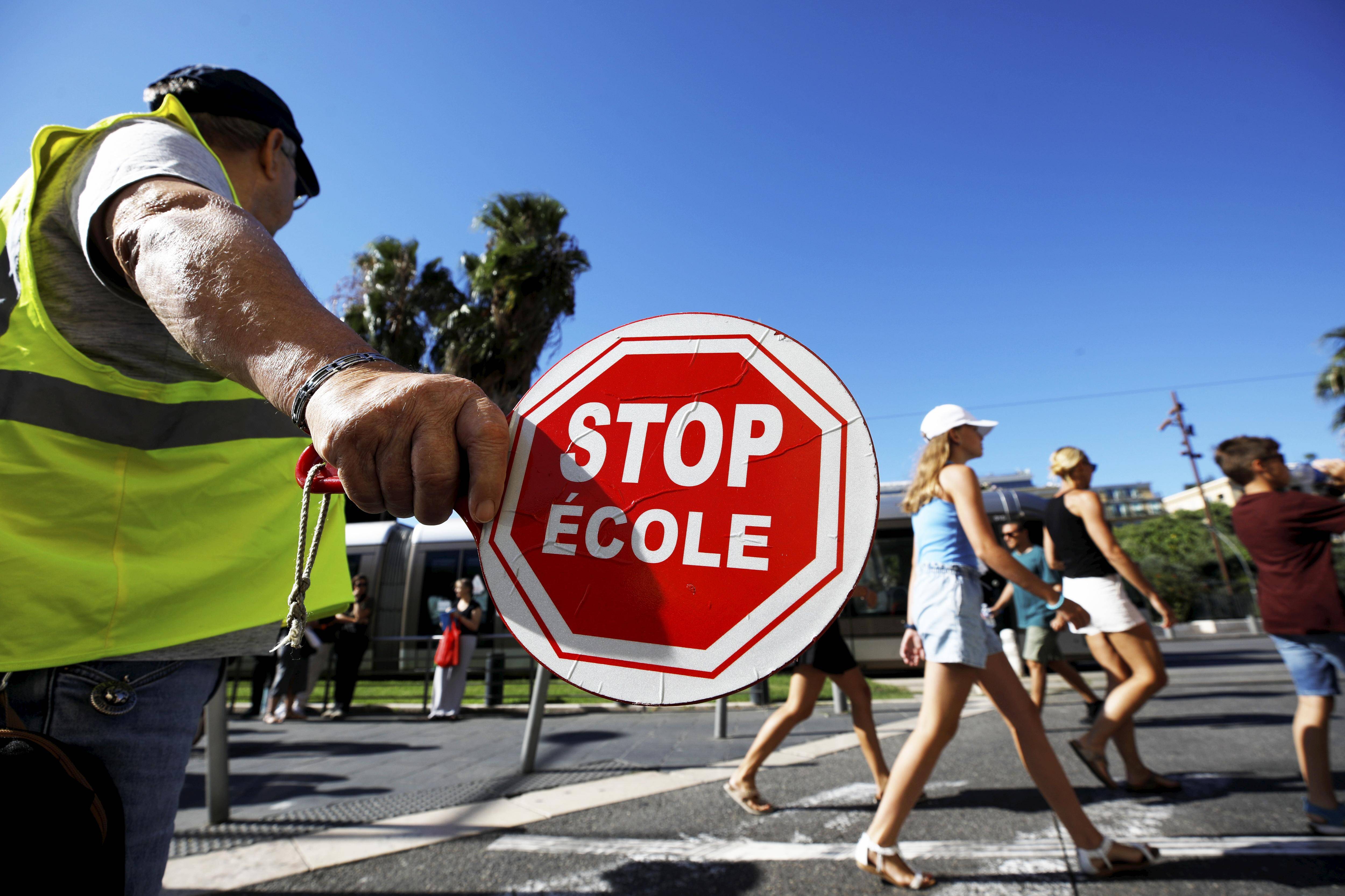 Eux aussi ont fait leur rentrée: mais qu'est-ce qui motive les papys et mamys trafic, qui aident à sécuriser les intersections devant les écoles?