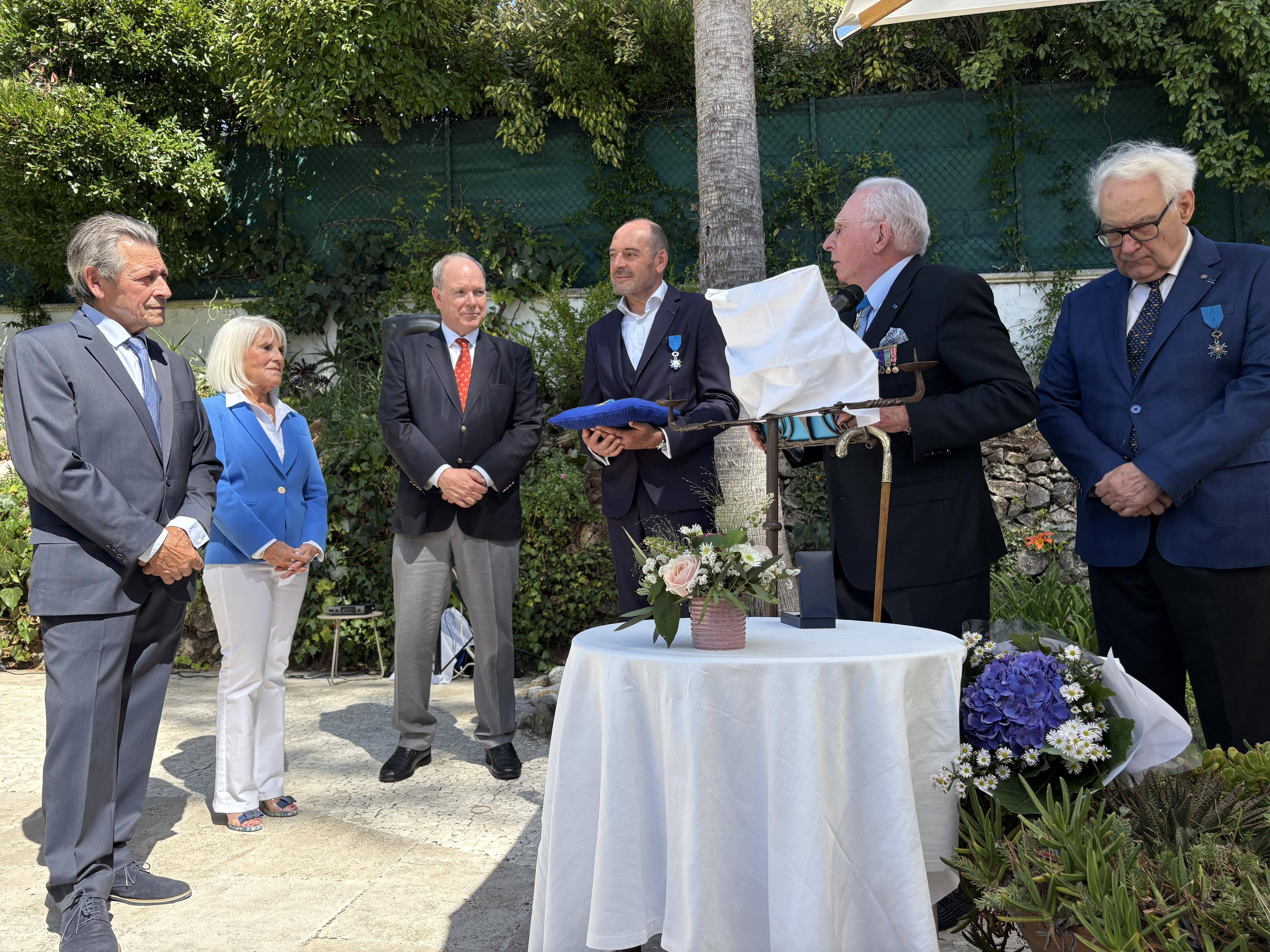 "Nous sommes les 'estrangers' qui avons su sortir la cuisine niçoise de Nice": le chef étoilé Jacques Maximin a reçu les insignes d'officier dans l'ordre national du Mérite