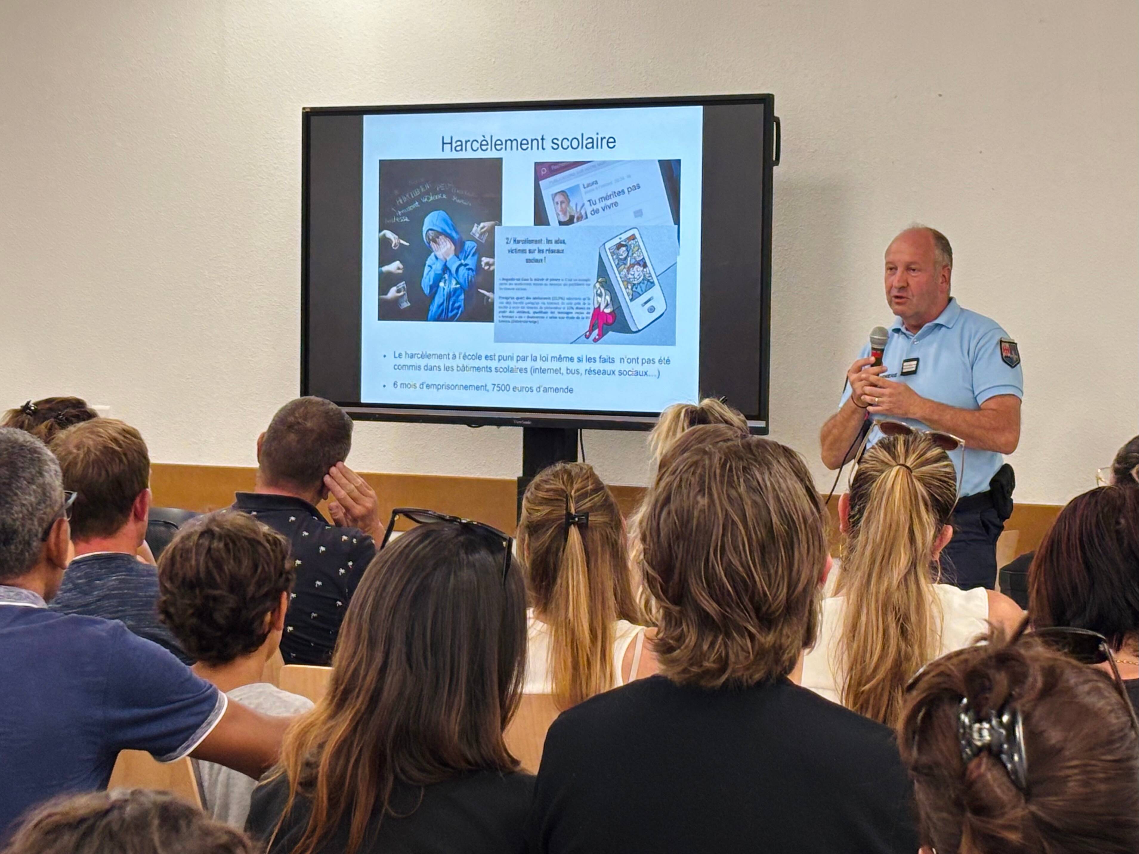 "Vous devez être derrière vos enfants en permanence": bagarres, racket, harcèlement... les gendarmes en opération prévention au collège de Tourrette-Levens