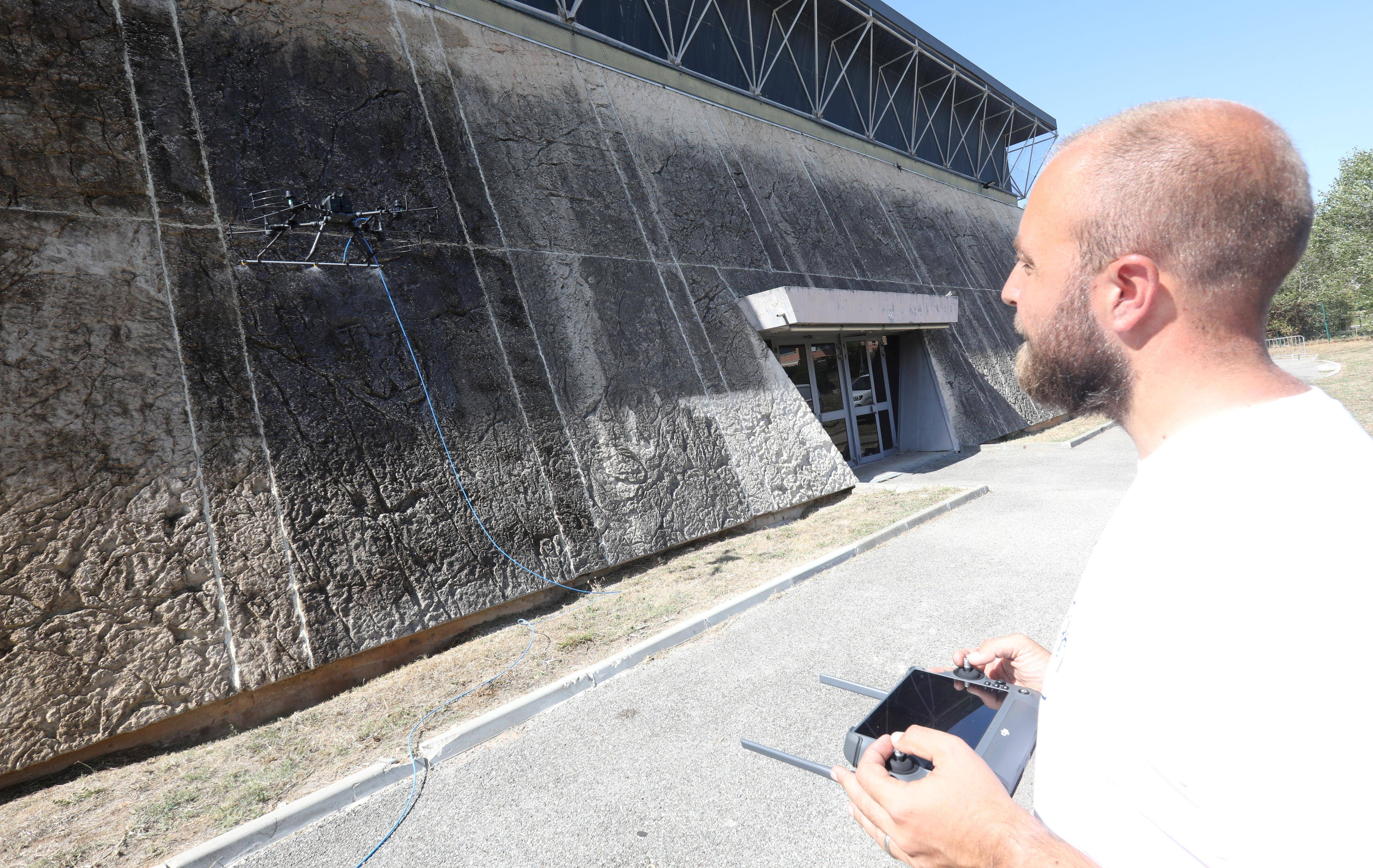 Economies, innovation, précision... Un drone pour nettoyer les façades de La Palestre, au Cannet