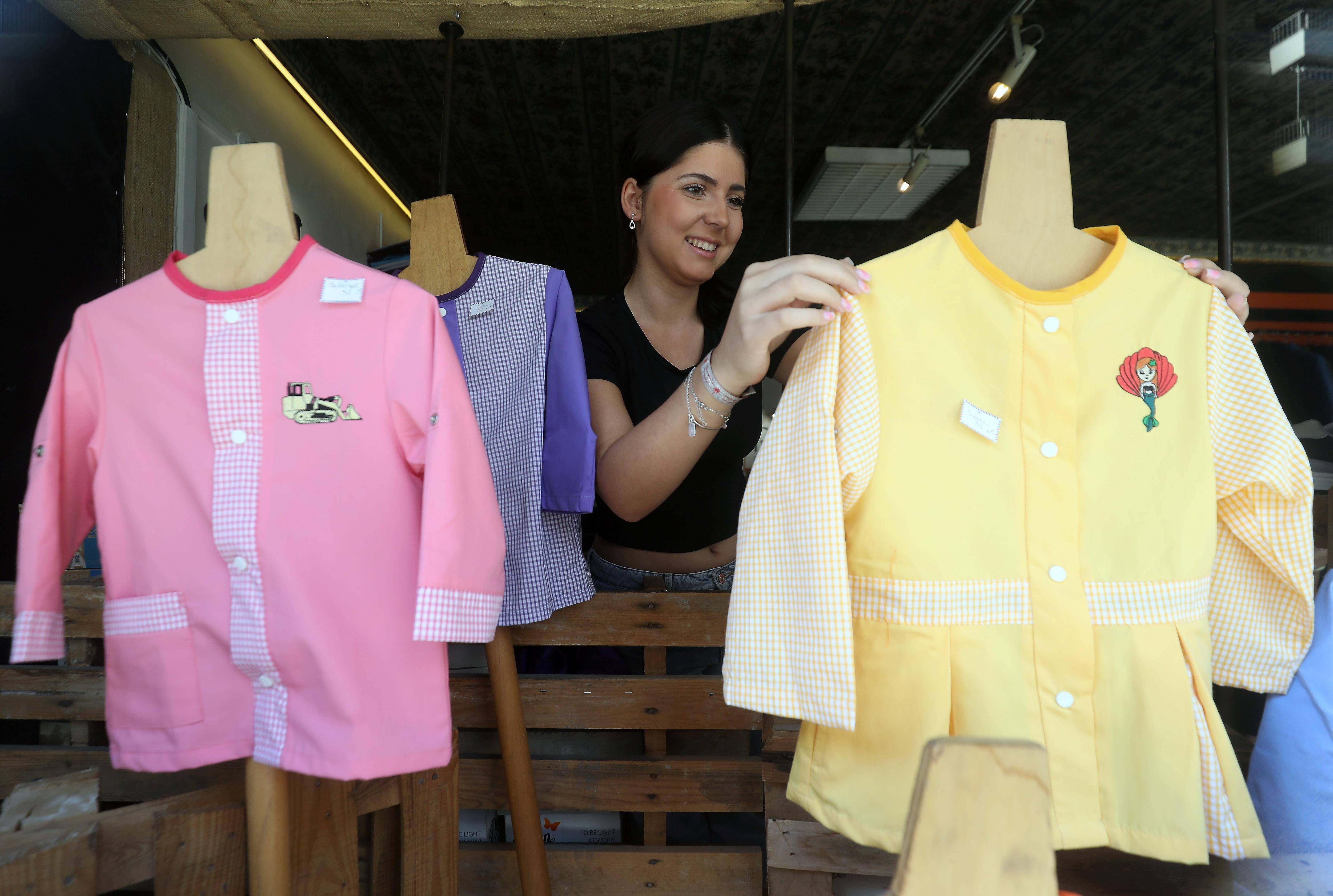 Entre pratique et tradition, le tablier d'écolier reste indétrônable dans les cours des maternelles à Nice