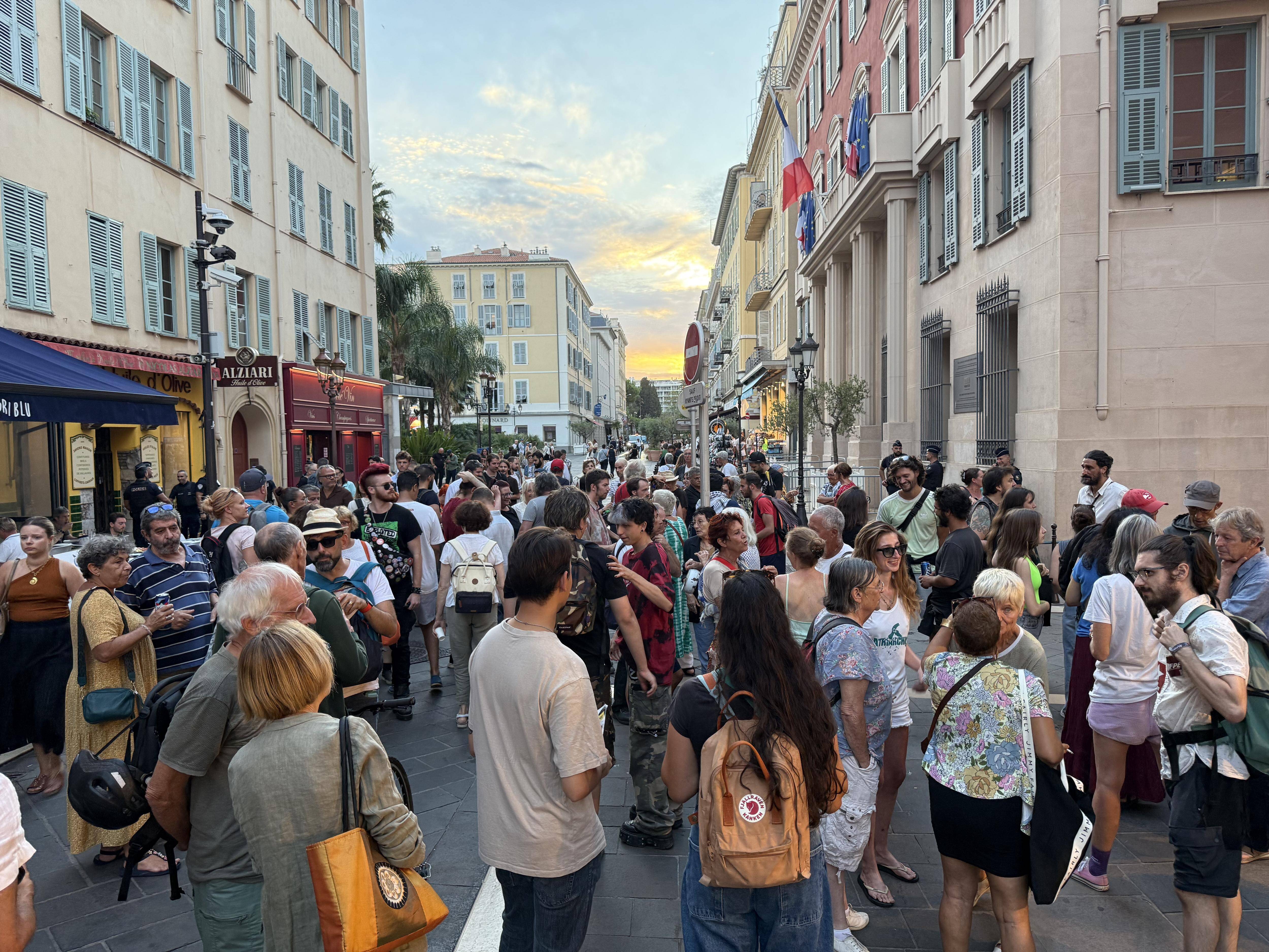 "C'est une pré-action en prévision du 10 septembre": une centaine de manifestants réunis ce lundi soir devant la mairie de Nice pour fêter la démission de François Bayrou