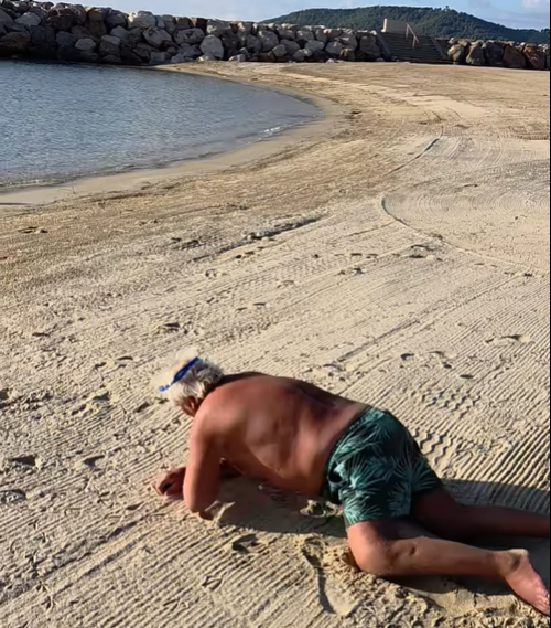 Pour se baigner à Toulon, il doit "ramper comme une limace" à cause du retrait précoce du dispositif pour les personnes à mobilité réduite