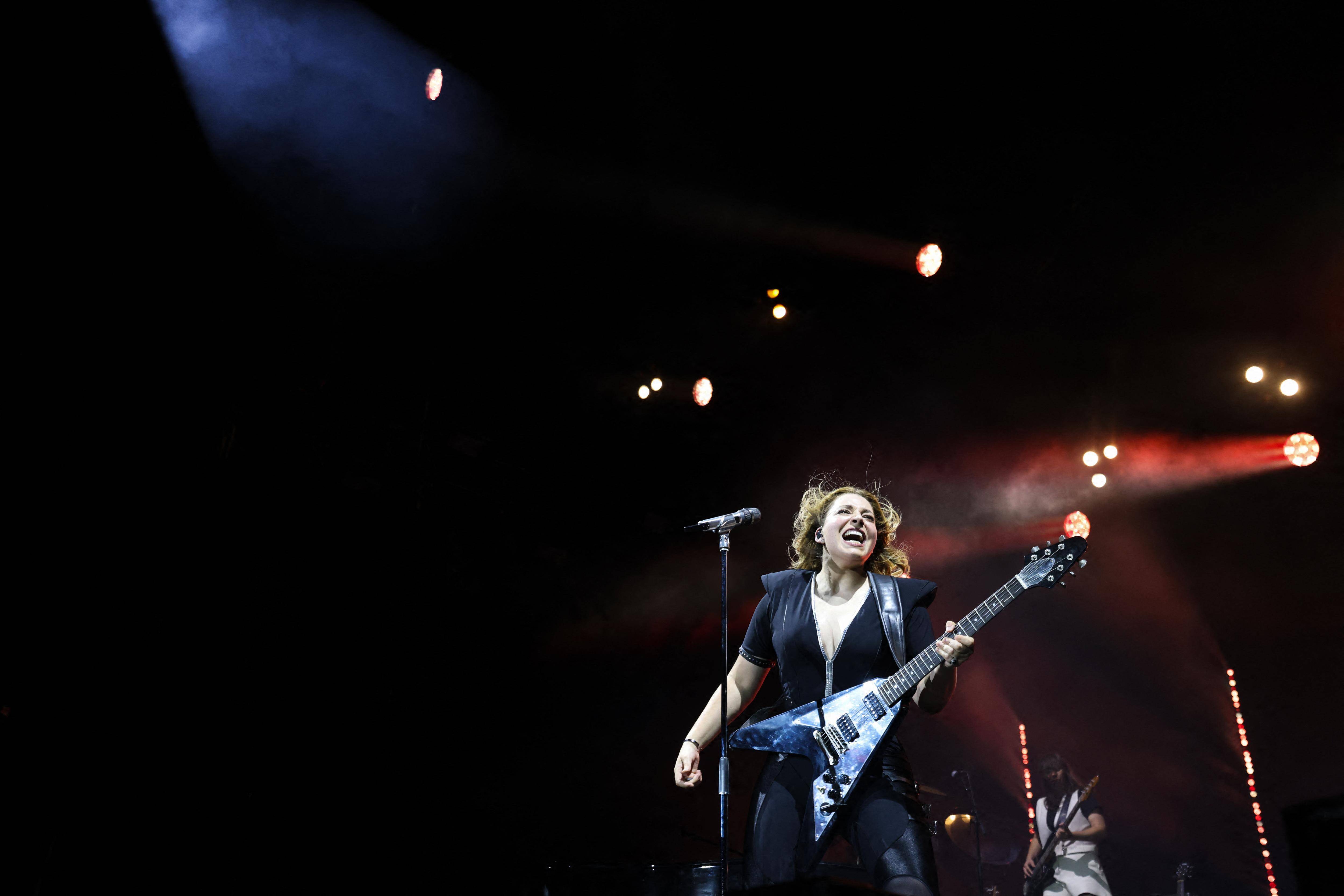 "Je veux redistribuer la lumière que je prends": la chanteuse niçoise Santa sera la marraine du Téléthon les 5 et 6 décembre