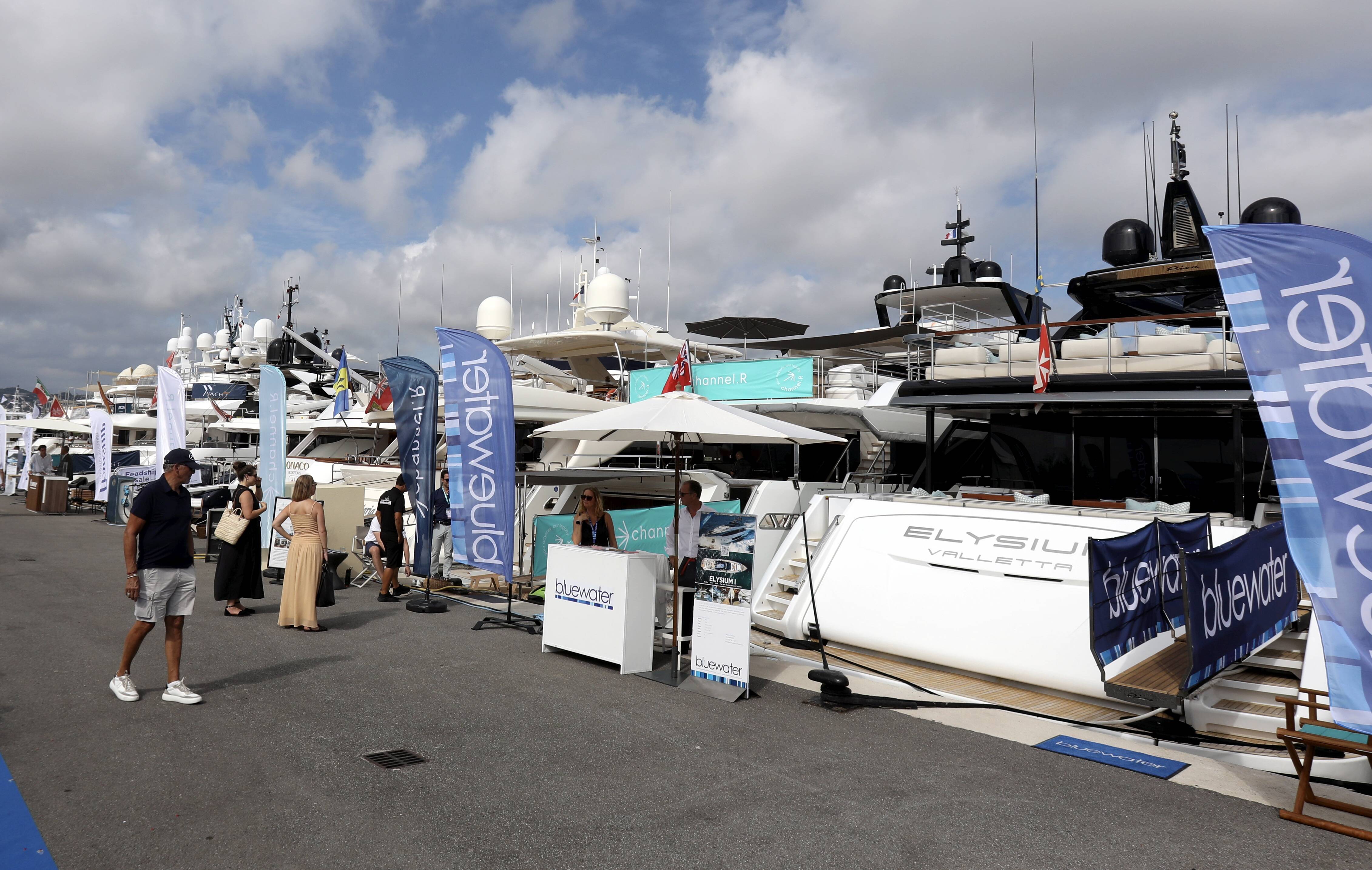 "On est là pour le plaisir et pour rêver un peu": au Cannes yachting festival, la section seconde main fait des émules