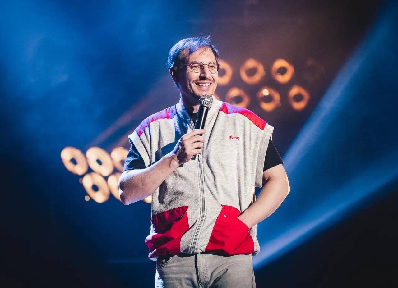 "J'aime sentir l'ambiance et adapter mon jeu en fonction": réflexions absurdes et improvisation avec Alexis Le Rossignol au festival Les Remparts du rire à Saint-Paul-de-Vence