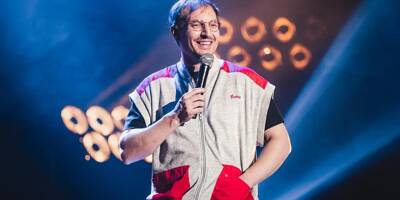 "J'aime sentir l'ambiance et adapter mon jeu en fonction": réflexions absurdes et improvisation avec Alexis Le Rossignol au festival Les Remparts du rire à Saint-Paul-de-Vence