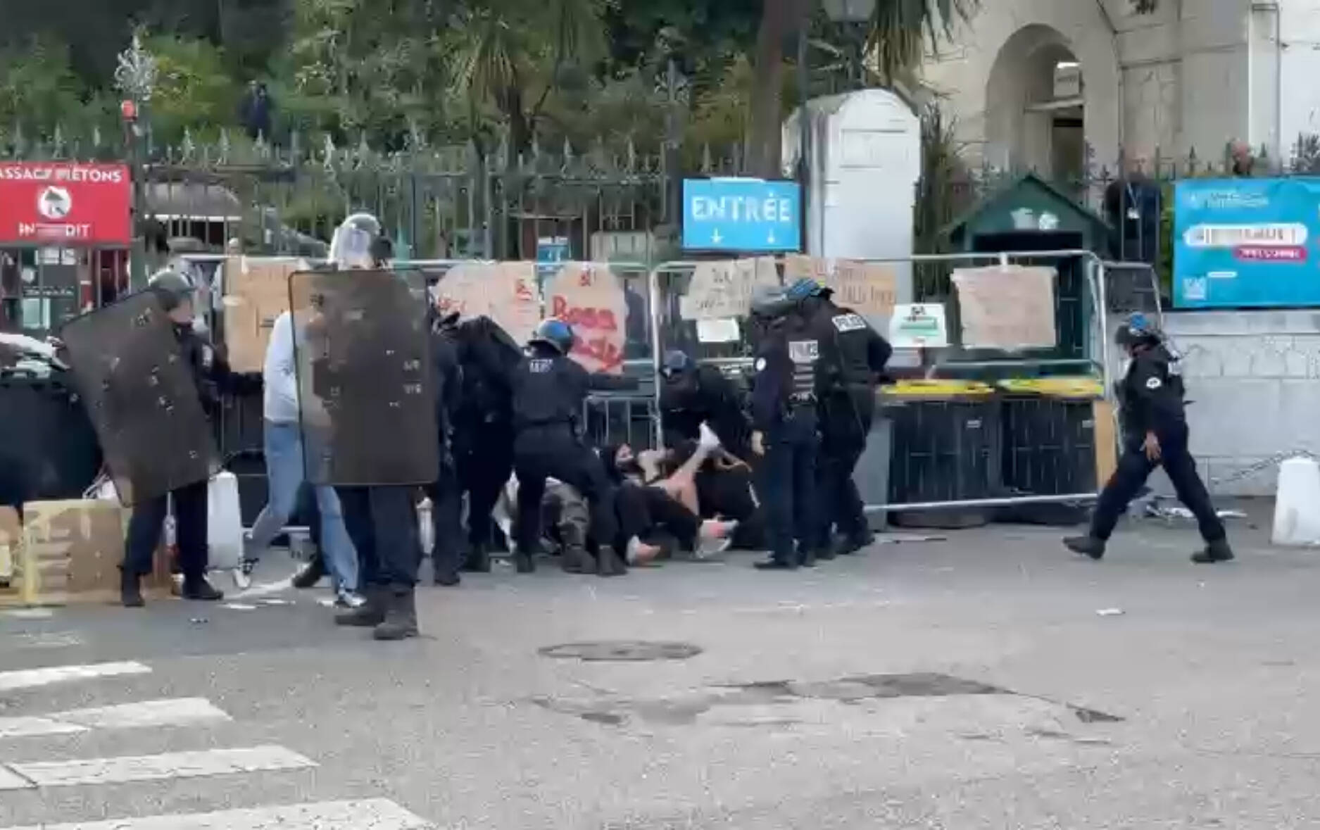 La police déloge des étudiants qui bloquaient l'accès à une fac, deux campus niçois fermés
