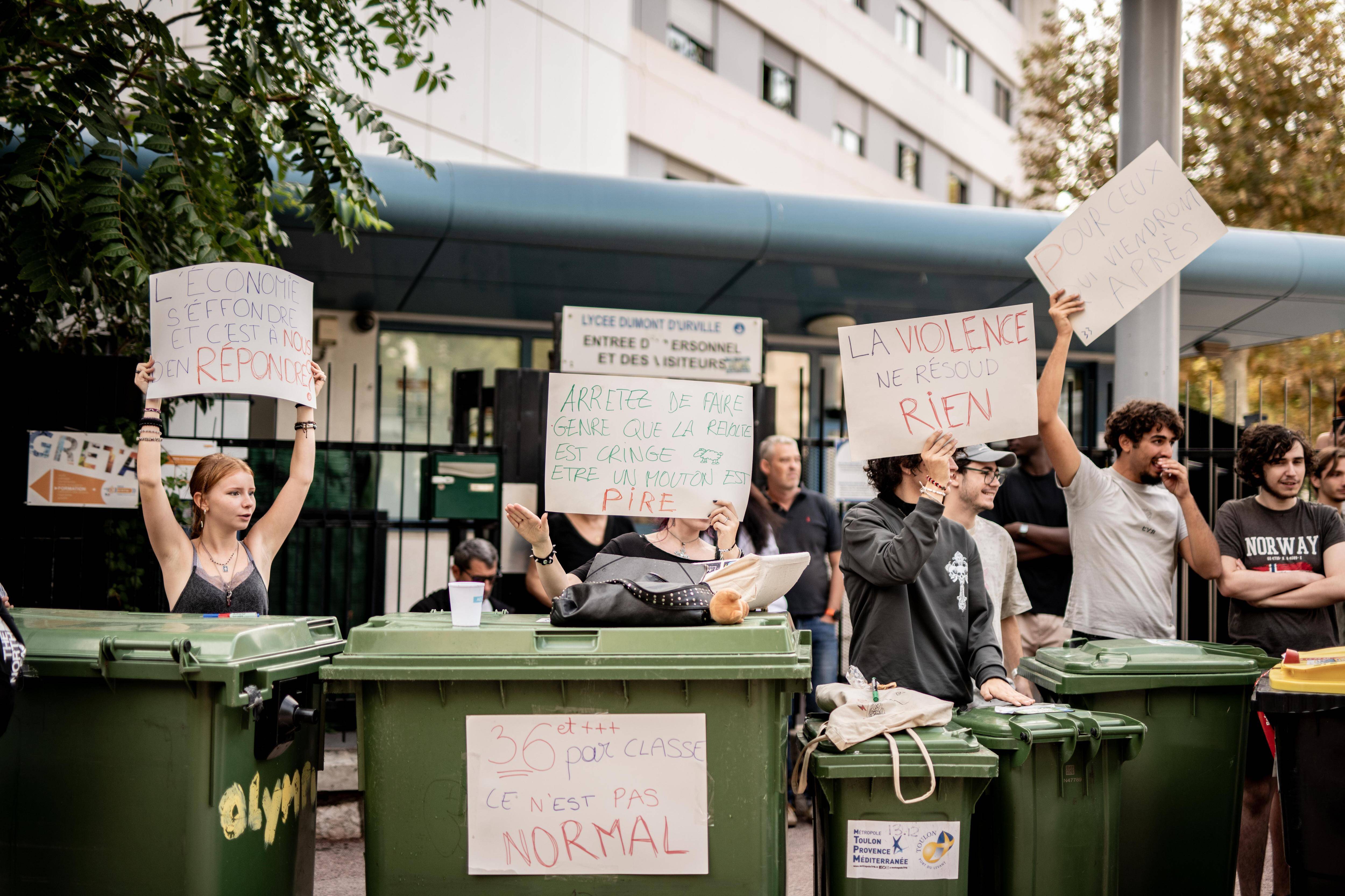 "C'est la seule manière qu'on a de s'exprimer": pourquoi des élèves ont bloqué leur lycée à Toulon