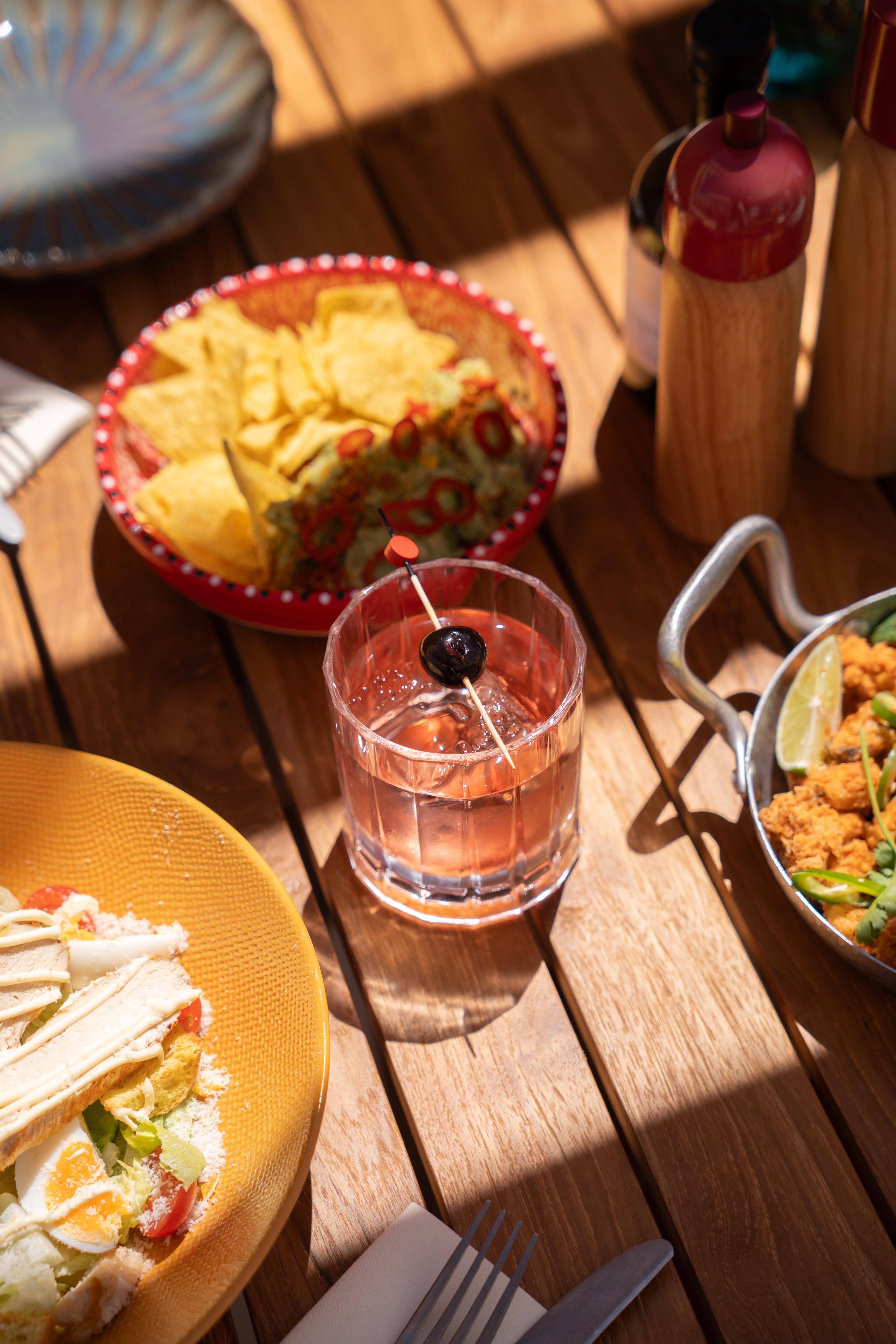 On vous dévoile 4 adresses gourmandes pour profiter de l'été indien sur les plages de la Côte d'Azur