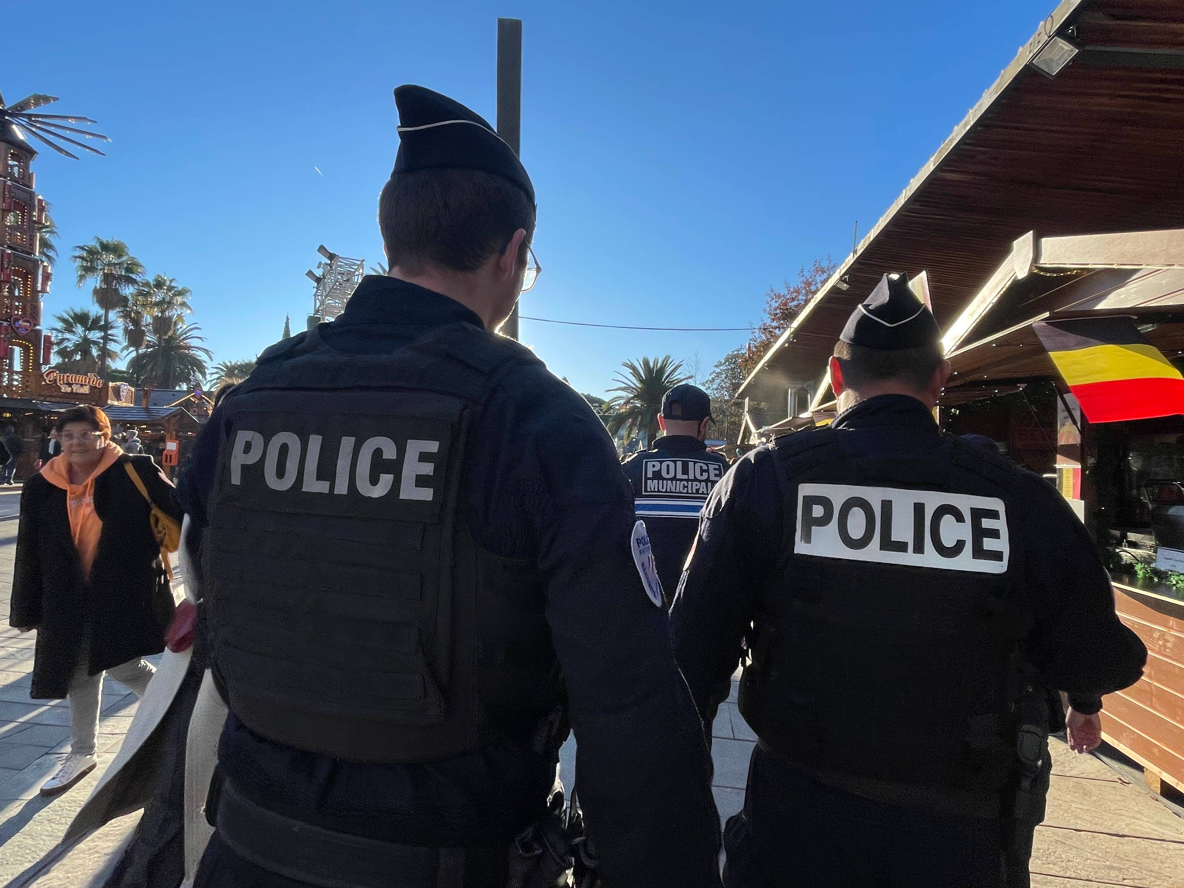 Les policiers interviennent pour un dégât des eaux, ils tombent sur une cache d'armes et de drogue
