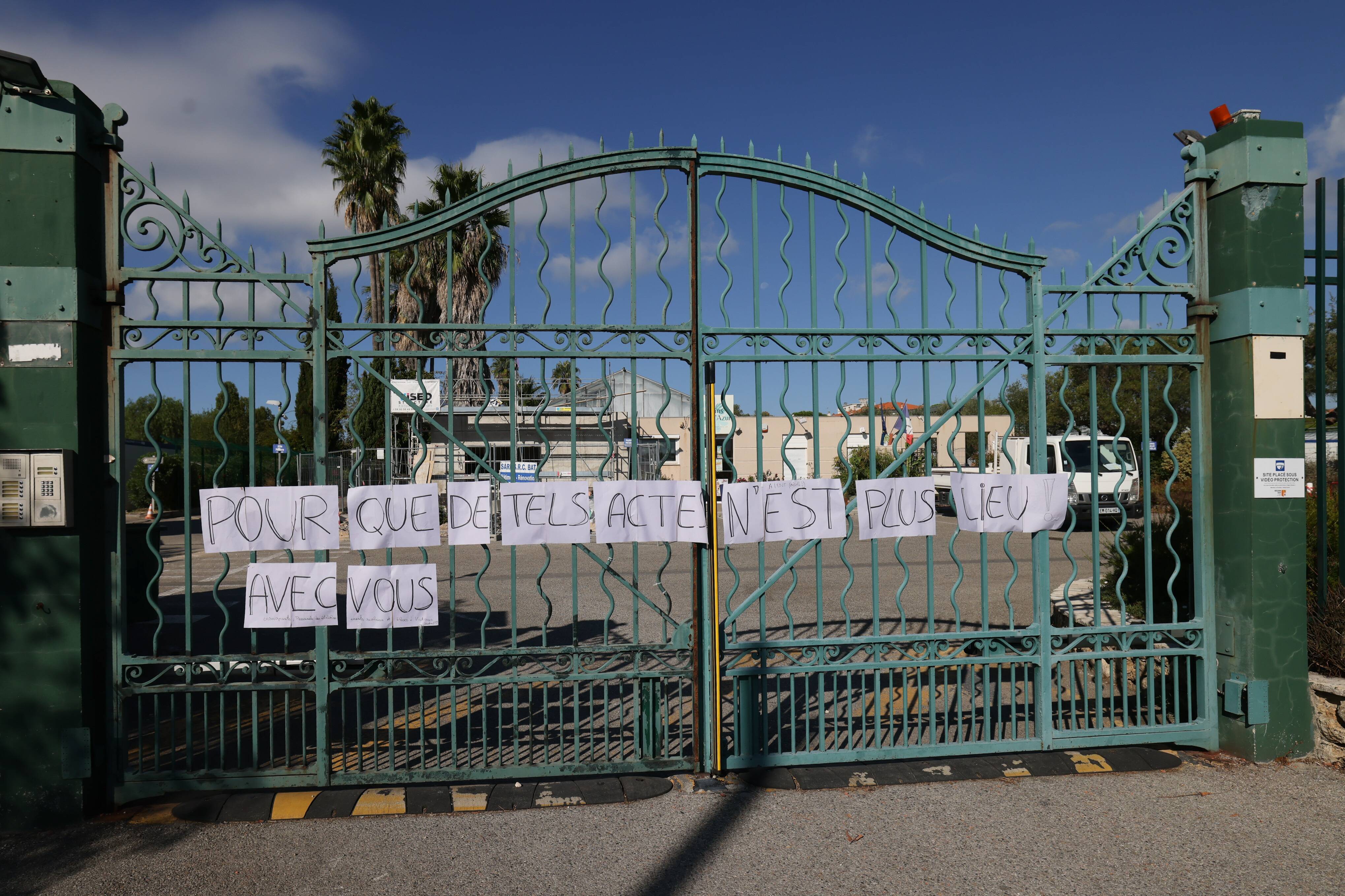 Attaque au couteau au lycée horticole d'Antibes: pourquoi l'entrée de l'établissement n'était-elle pas sécurisée?