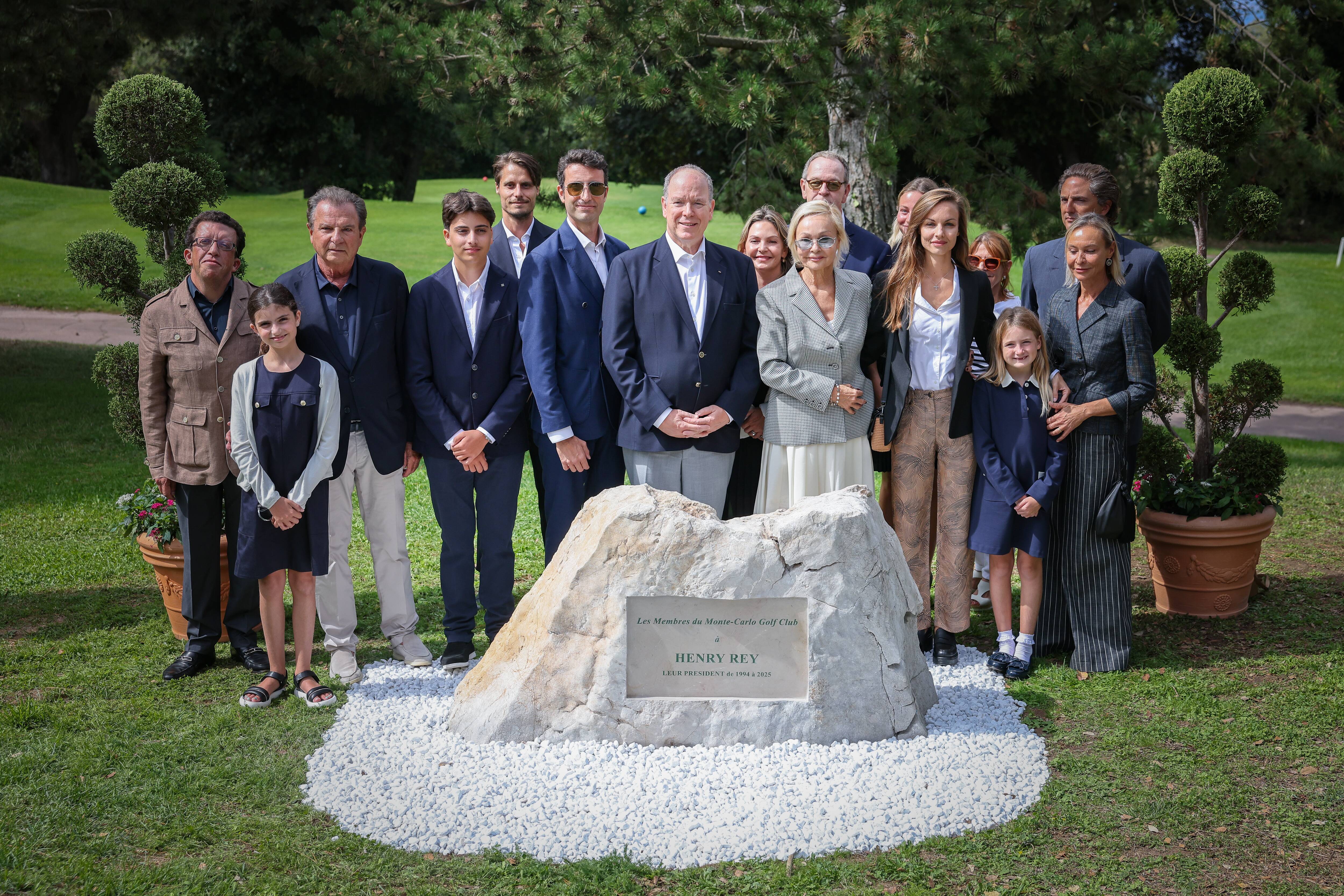 "Ici, un homme de valeur, Henry Rey, a marché, dirigé, joué et transmis": le Monte-Carlo Golf Club dévoile une pierre commémorative pour son ancien président et figure de Monaco