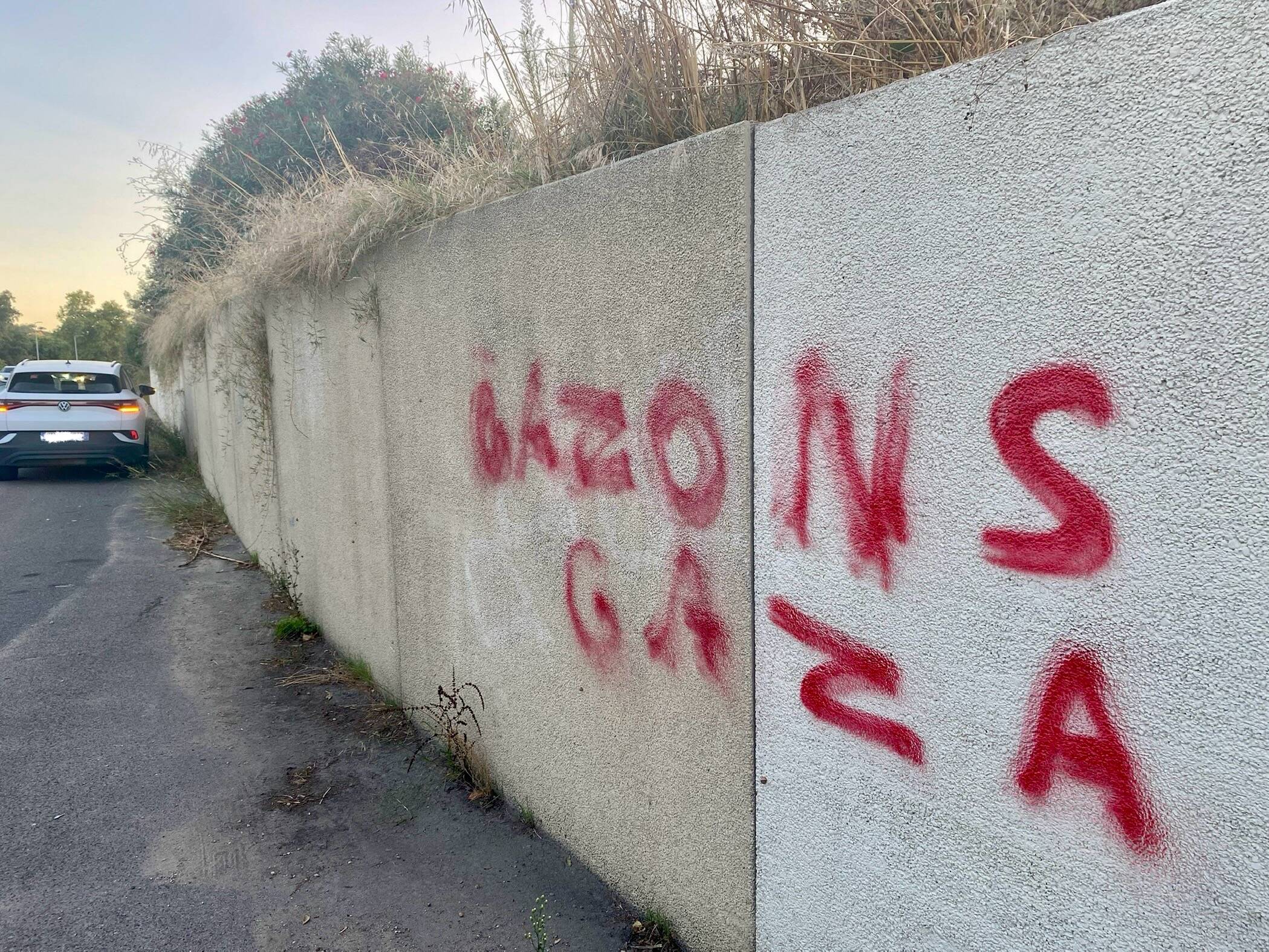 "Gazons Gaza": des tags haineux ont fait leur apparition en bordure de routes très fréquentées dans le golfe de Saint-Tropez