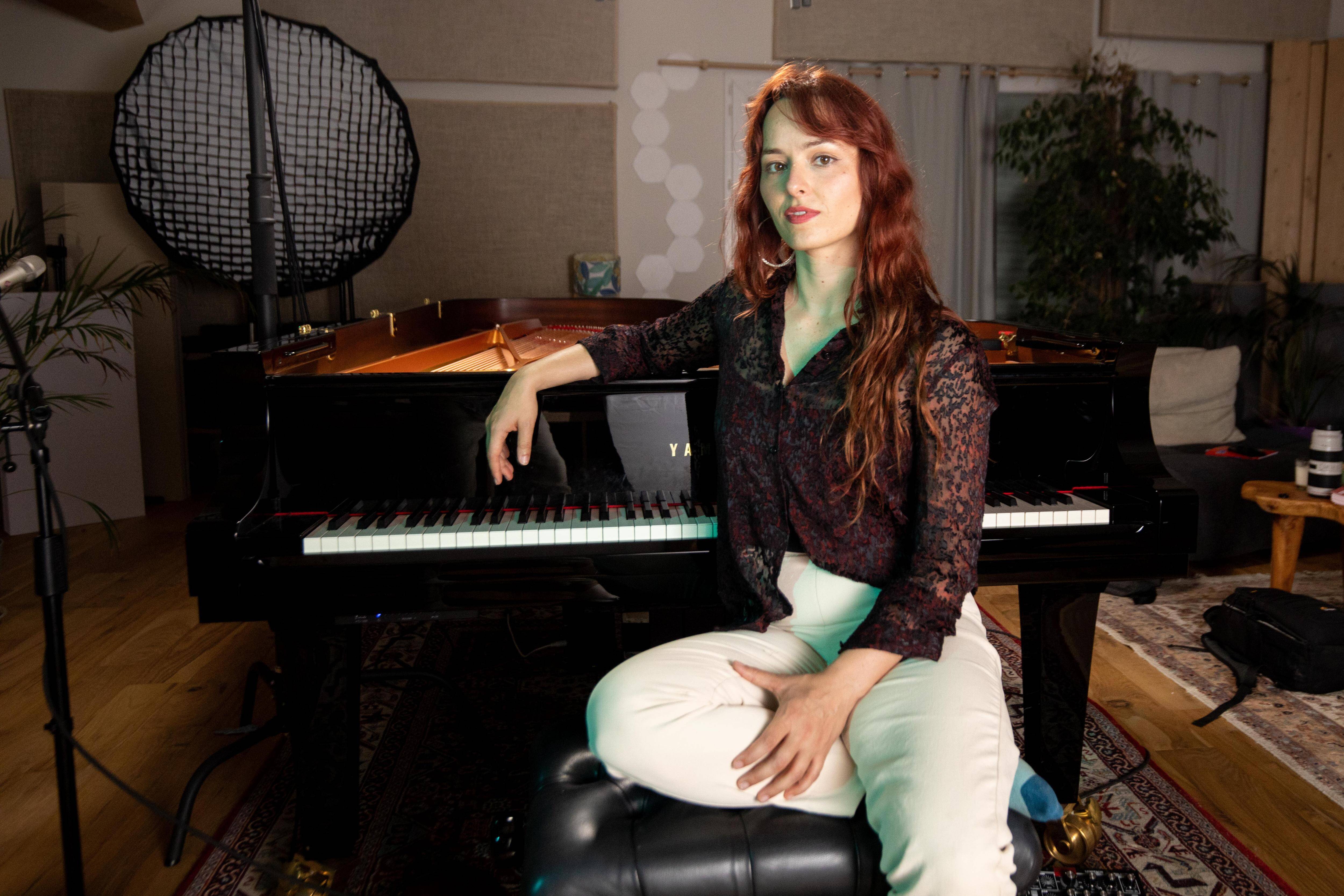 Qui est Sarah Coponat, la pianiste varoise qui cartonne en publiant des vidéos d'improvisation sur Twitch?