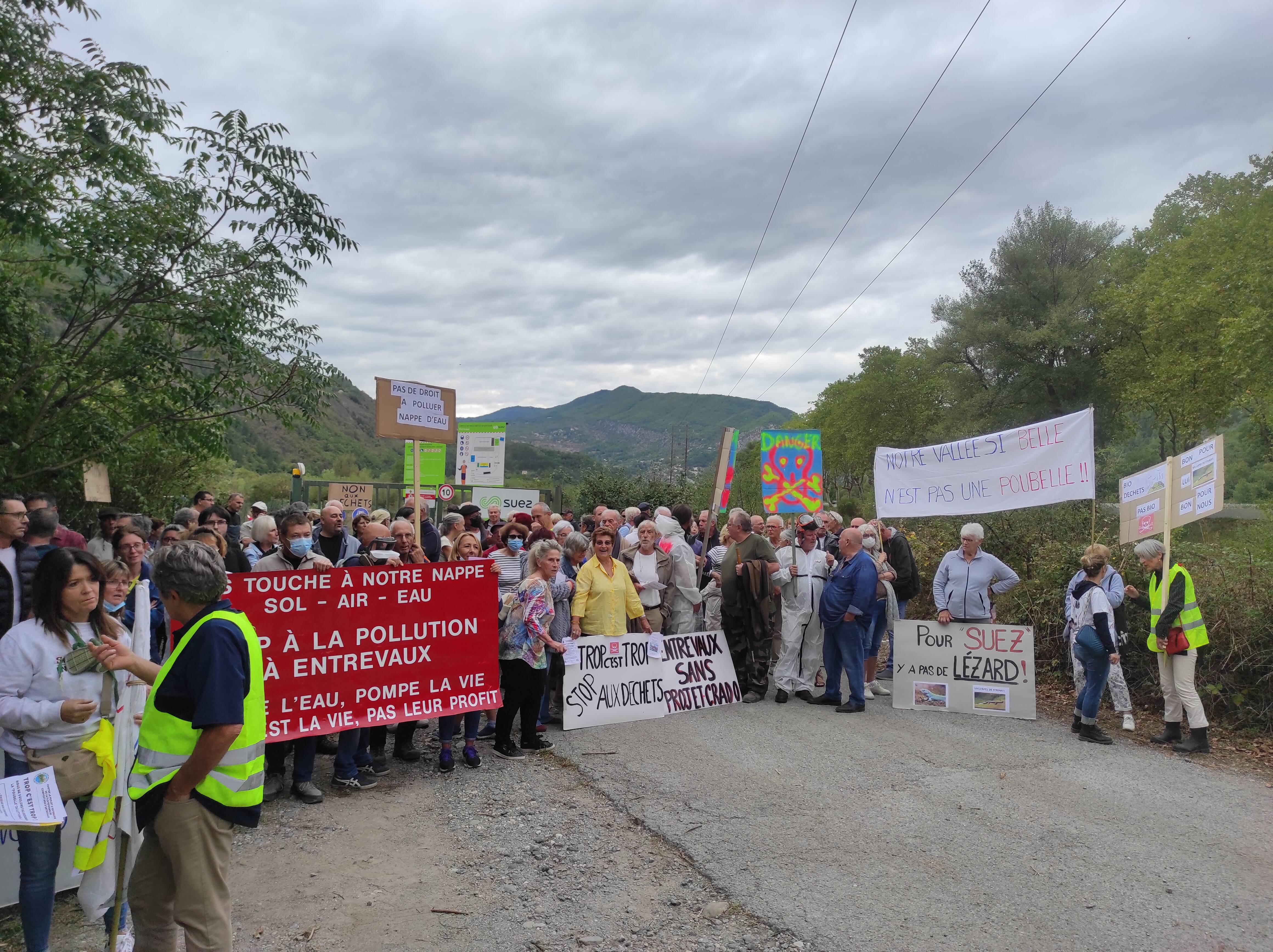"Notre vallée n'est pas la poubelle du littoral": une centaine d'habitants ont manifesté contre l'extension d'un site de stockage des déchets à Entrevaux