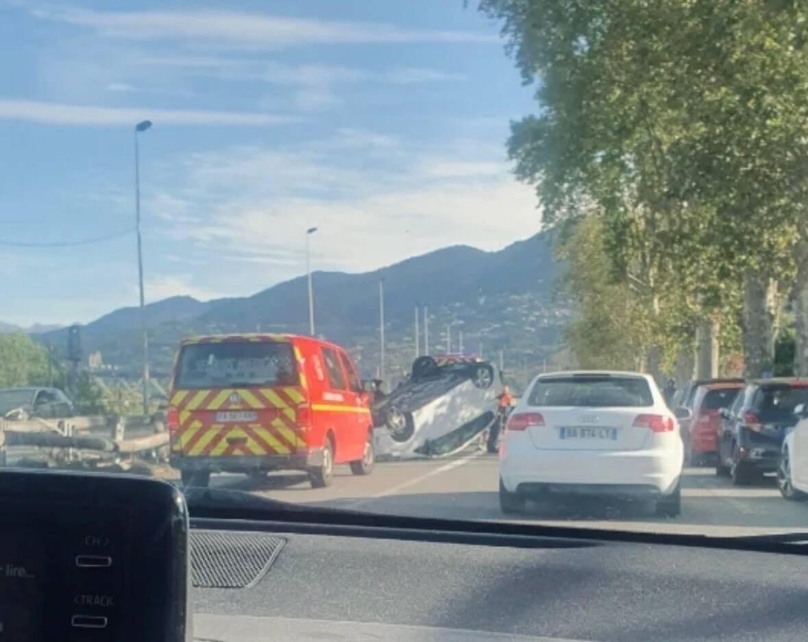 Une voiture finit sur le toit dans la plaine du Var, un blessé léger