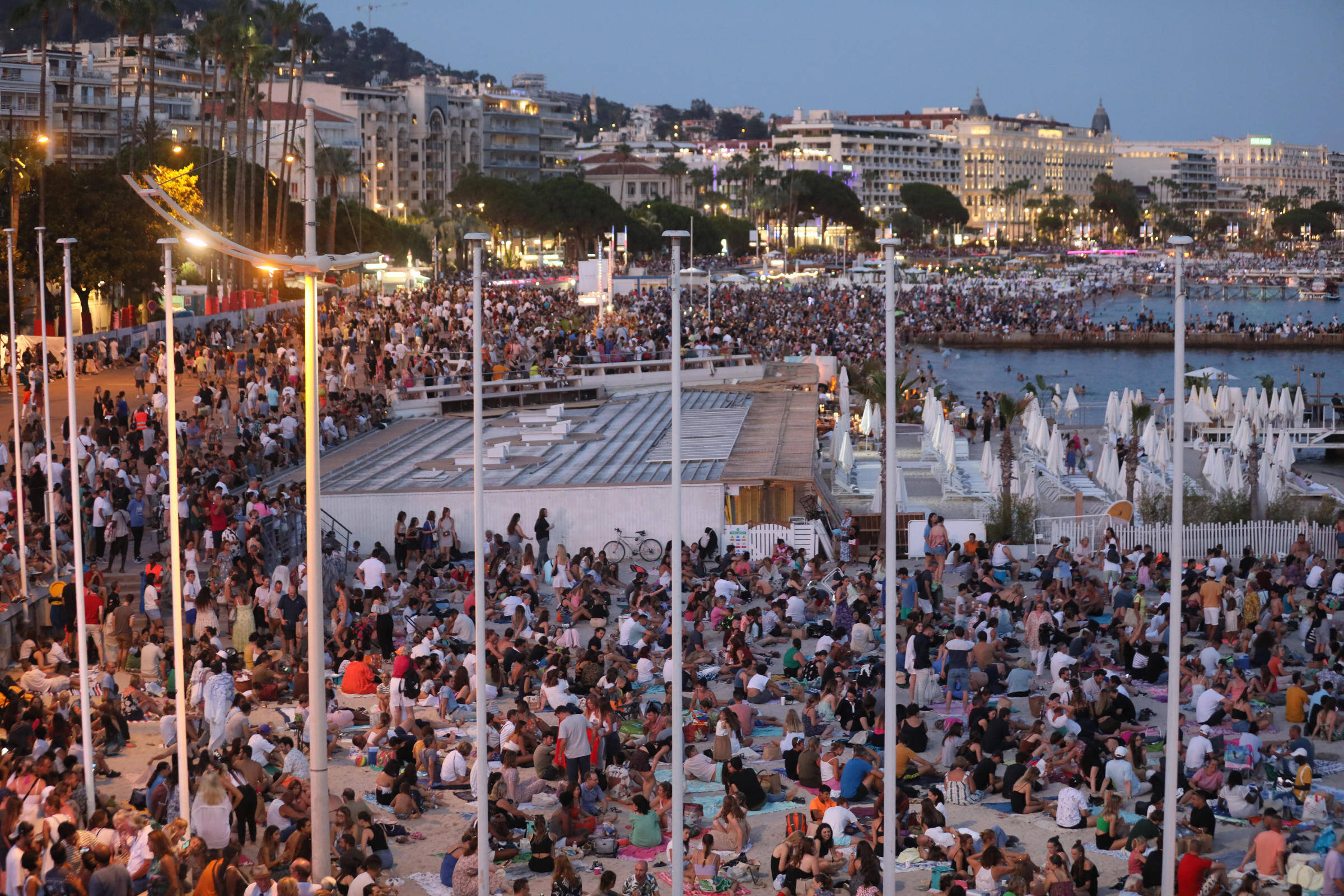 Hôtels quasi complets, plages bondées, feux d'artifice, festivals à guichets fermés... Pourquoi Cannes attire toujours autant de touristes l'été