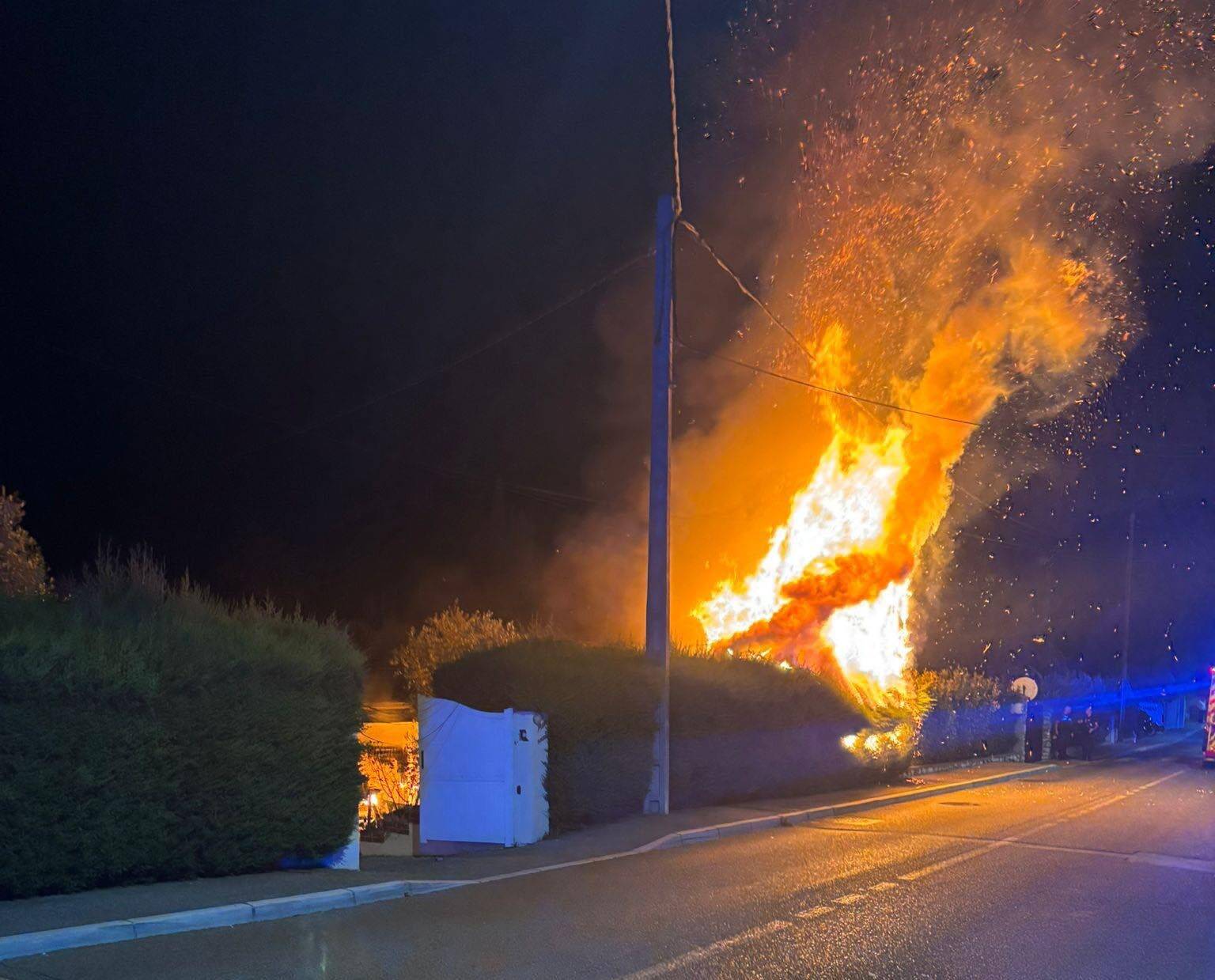 Deux impressionnants feux de haies dans la nuit à Villeneuve-Loubet