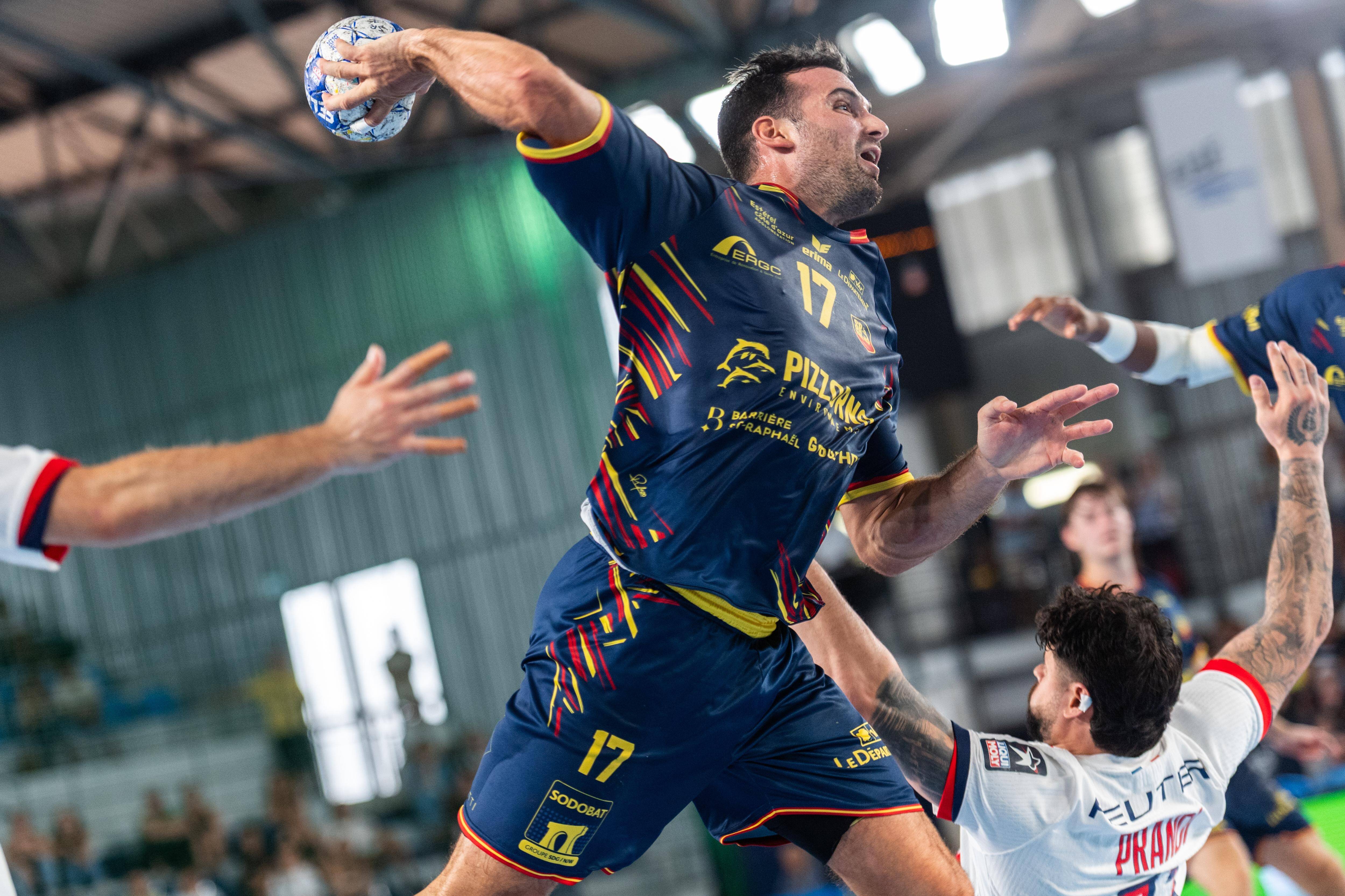 "On a le jeu cette année pour tenir tête au top 3": le handballeur raphaëlois Benjamin Bataille optimiste malgré la défaite contre le PSG