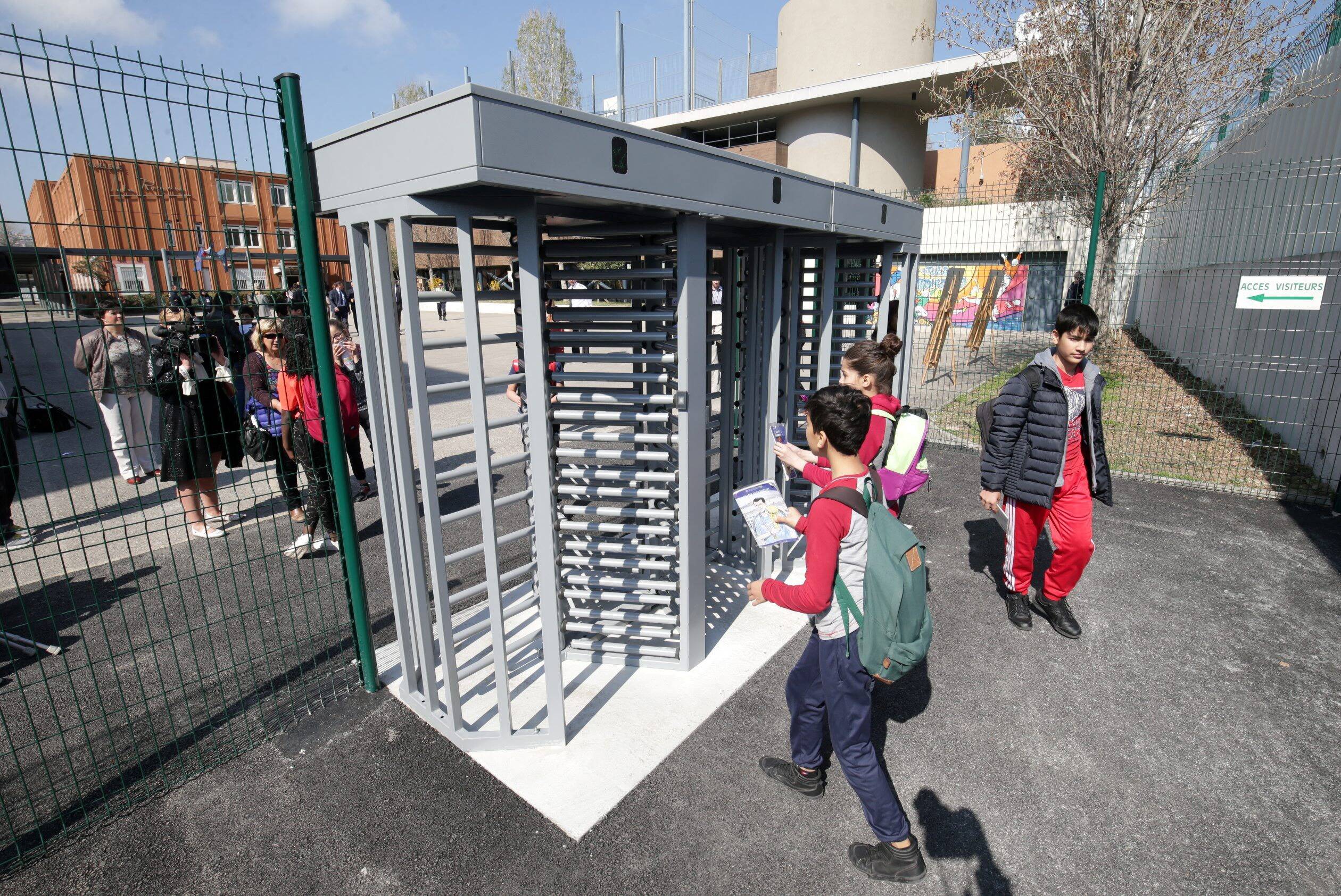 Après l'attaque au couteau au lycée horticole d'Antibes, quelle sécurité à l'entrée des collèges des Alpes-Maritimes?