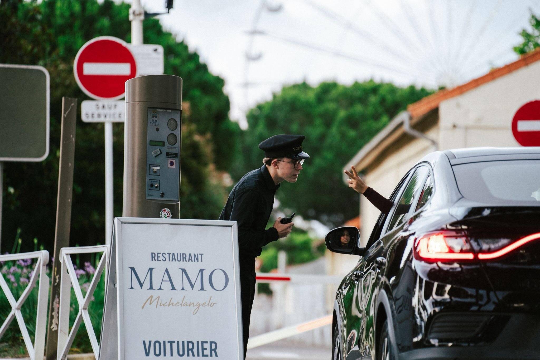 "Si on facilite l'accès, ça donne envie de revenir. C'est du confort": les services de voituriers de plus en plus présents entre Antibes et Cannes