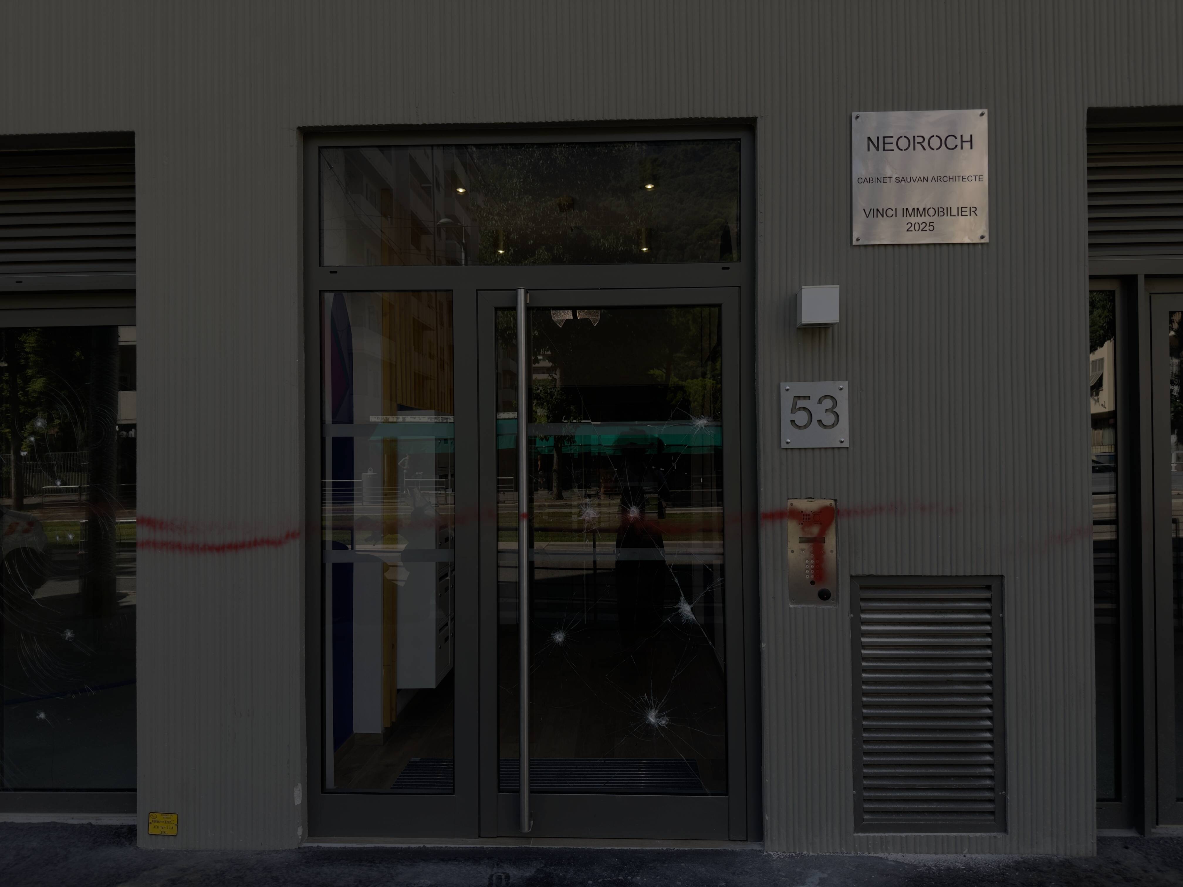 Vitres brisées, tags... un immeuble neuf pris pour cible à Nice