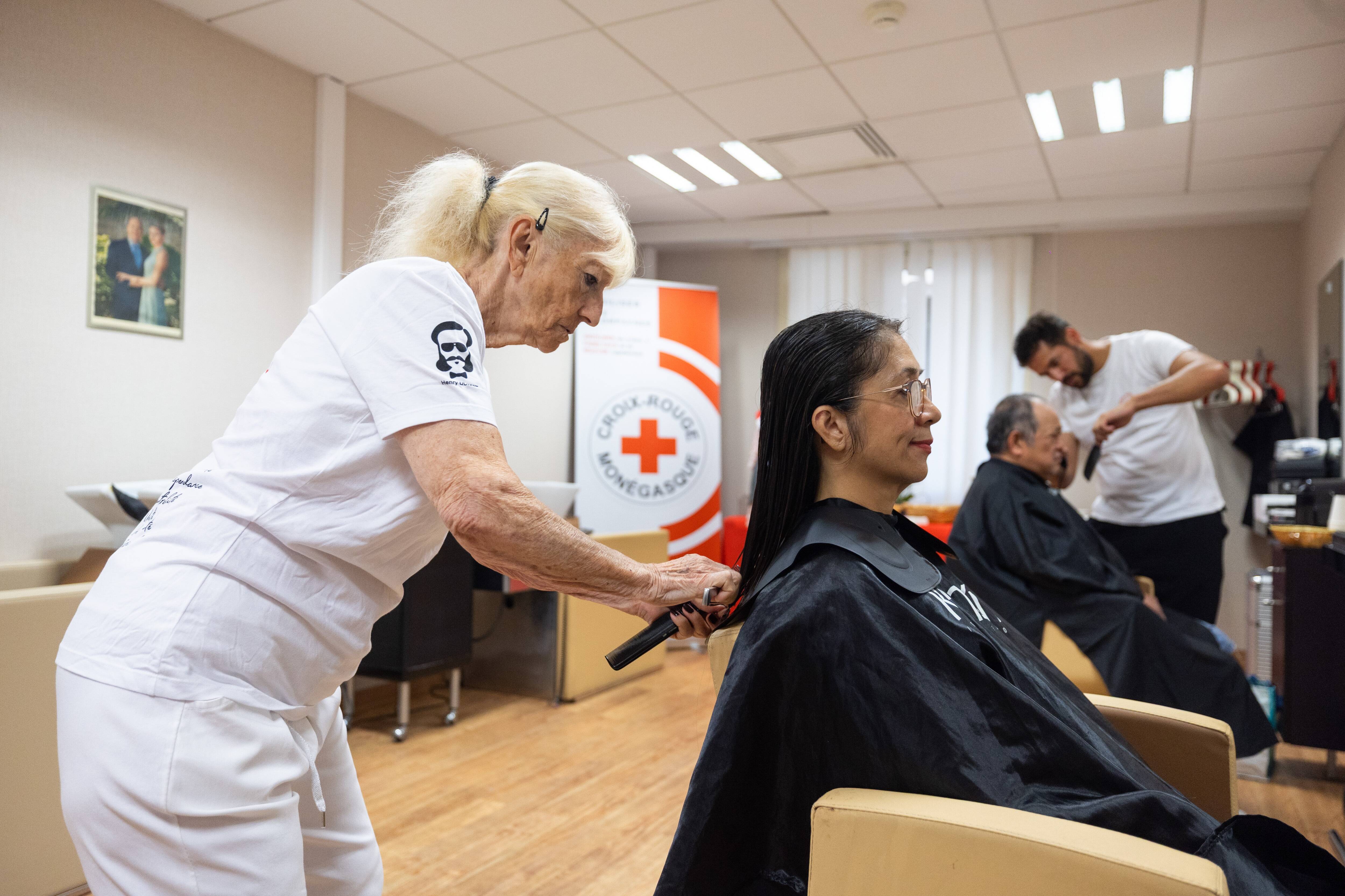 "On y met encore plus de coeur que sur des coupes rémunérées": ces coiffeurs bénévoles redonnent le sourire aux bénéficiaires de la Croix-Rouge monégasque