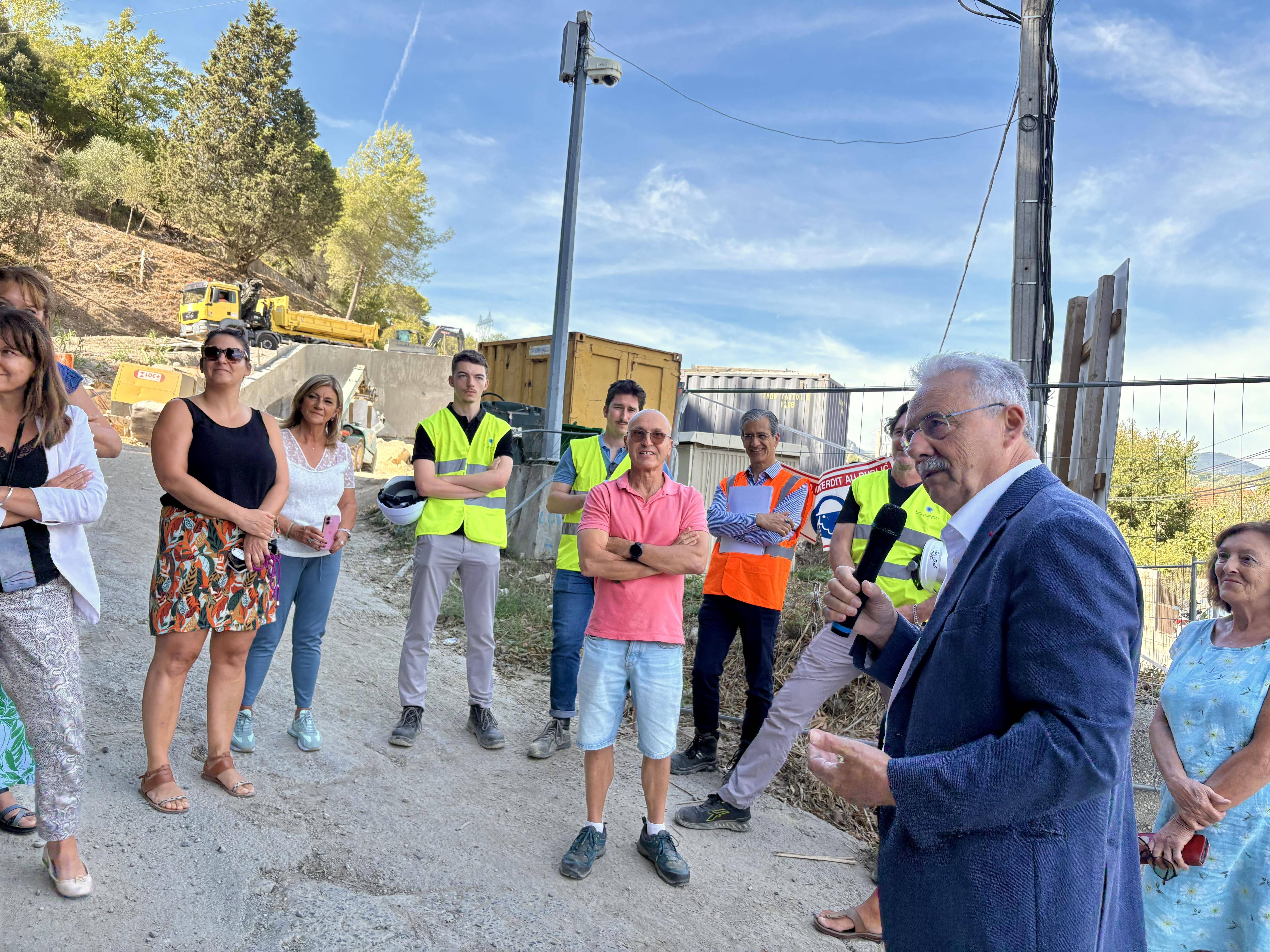Le mur est trop haut d'1m10, le chantier d'habitation pour les gens du voyage sédentarisés prend du retard à Cagnes-sur-Mer
