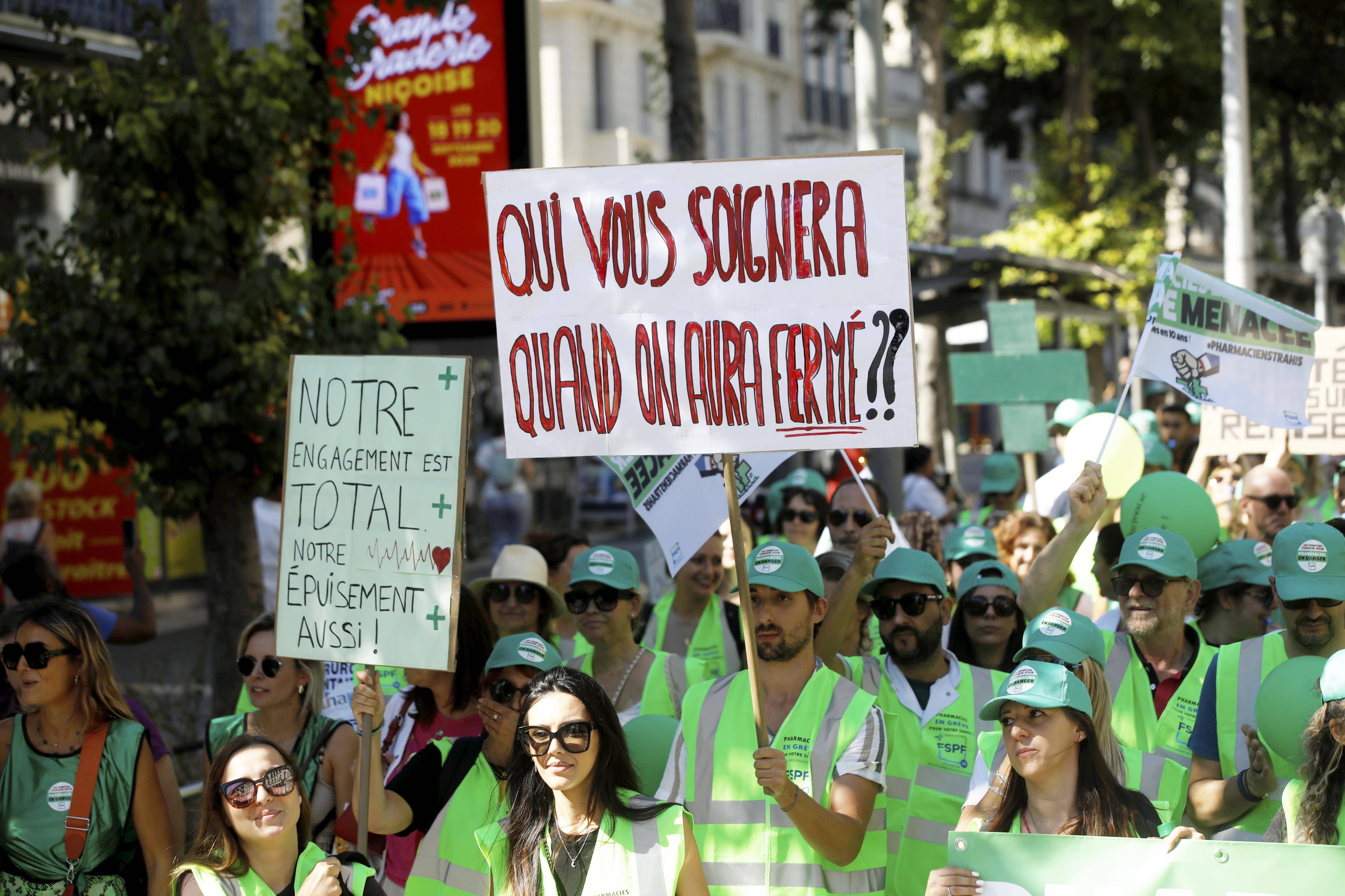 "Une pharmacie négligée ce sont des patients en danger": les pharmaciens ont clamé ce jeudi à Nice leur inquiétude et leur colère, une mobilisation très suivie