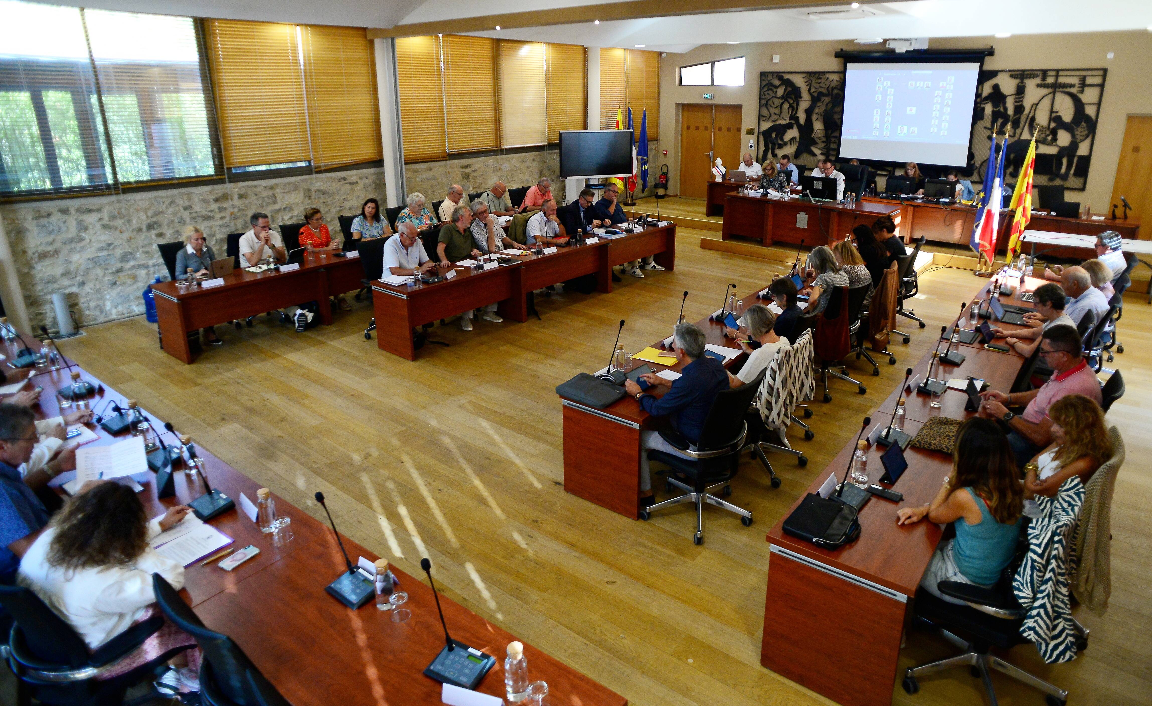 Budgets, subventions aux associations, taxe sur les friches commerciales... Les quatre points à retenir du conseil municipal de Draguignan